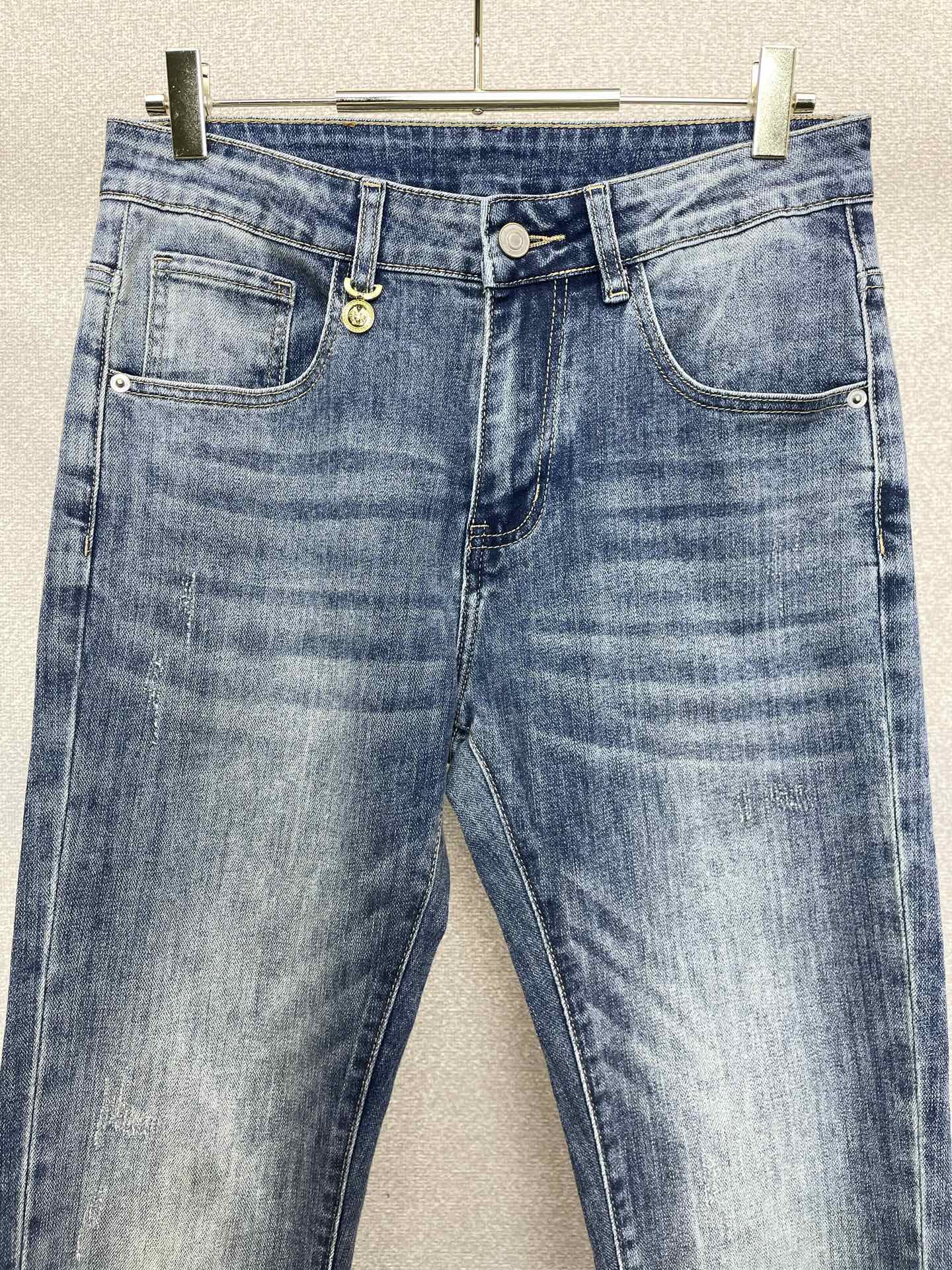 。VERSACE范思哲💥砸锅卖铁都要上的新款新款休闲牛仔裤👖高端版本 专柜定制面料 透气舒适度高，细节无