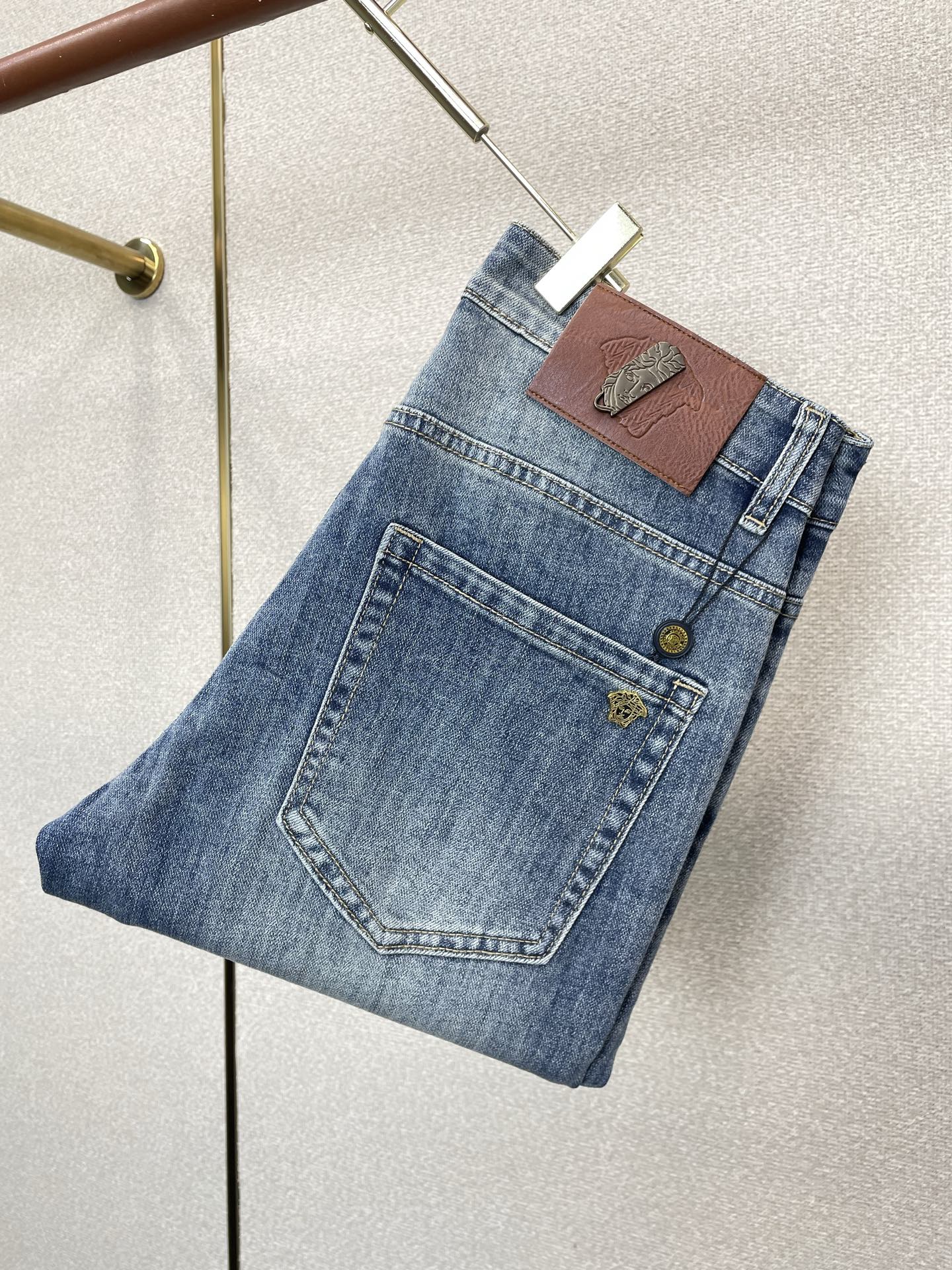 。VERSACE范思哲💥砸锅卖铁都要上的新款新款休闲牛仔裤👖高端版本 专柜定制面料 透气舒适度高，细节无