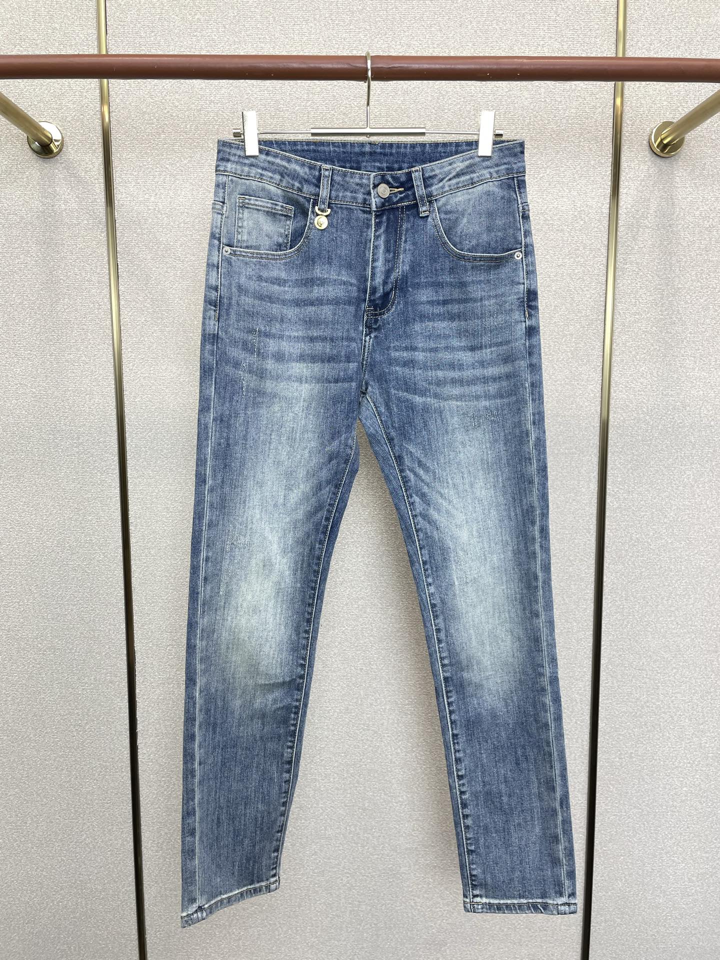 。VERSACE范思哲💥砸锅卖铁都要上的新款新款休闲牛仔裤👖高端版本 专柜定制面料 透气舒适度高，细节无