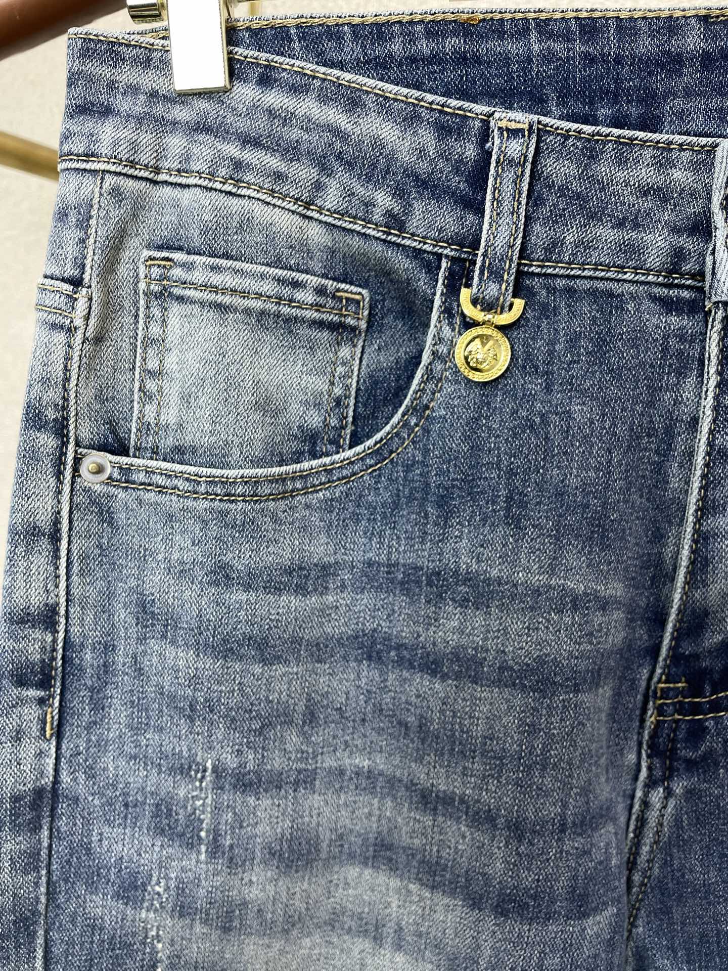 。VERSACE范思哲💥砸锅卖铁都要上的新款新款休闲牛仔裤👖高端版本 专柜定制面料 透气舒适度高，细节无