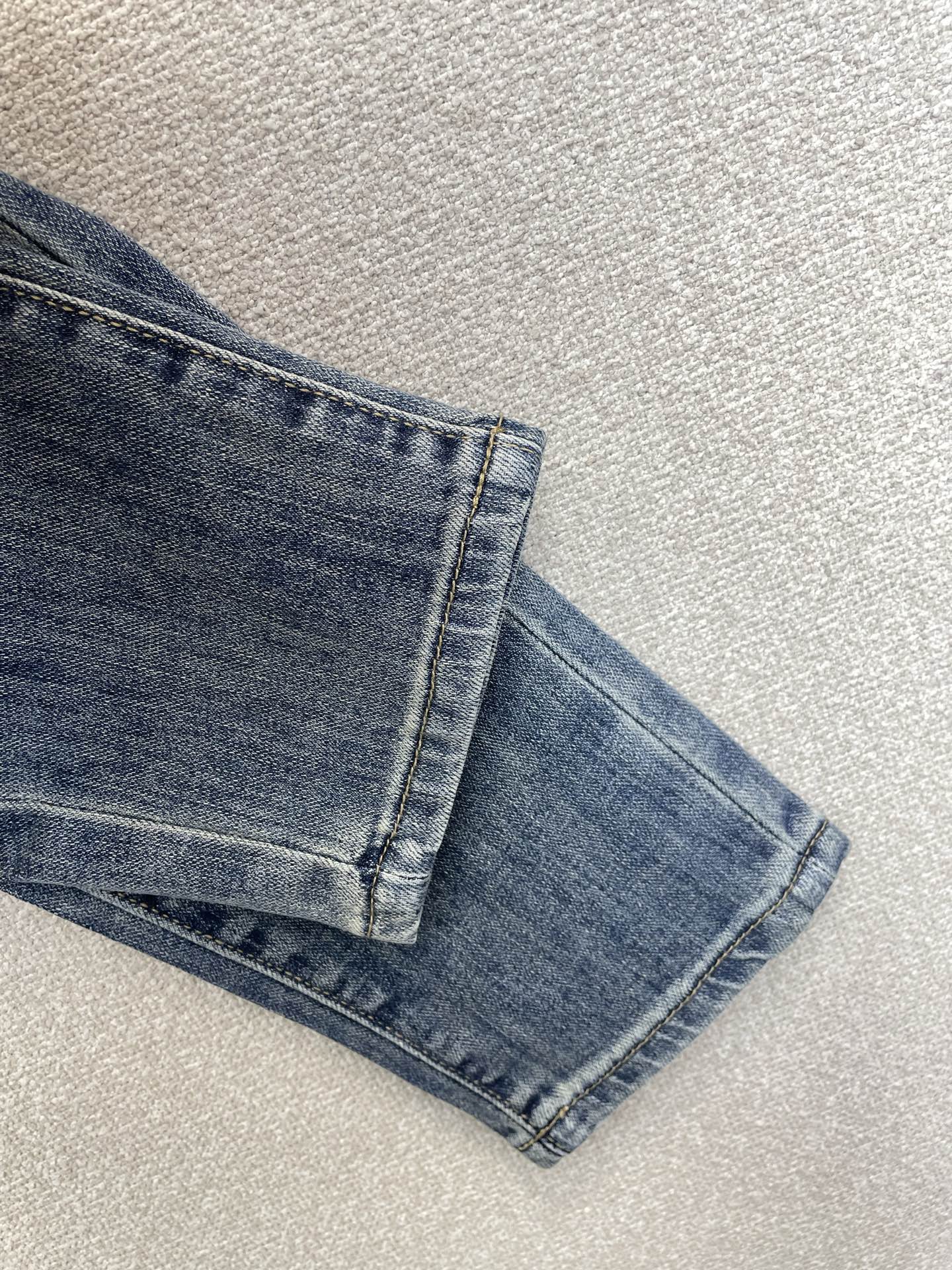 。VERSACE范思哲💥砸锅卖铁都要上的新款新款休闲牛仔裤👖高端版本 专柜定制面料 透气舒适度高，细节无