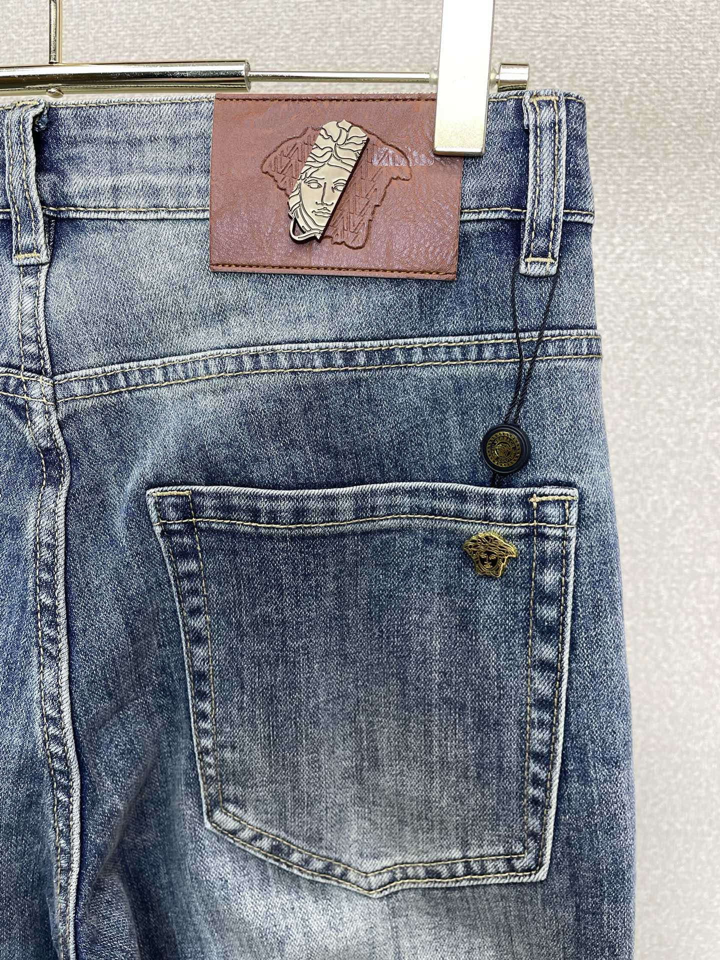 。VERSACE范思哲💥砸锅卖铁都要上的新款新款休闲牛仔裤👖高端版本 专柜定制面料 透气舒适度高，细节无