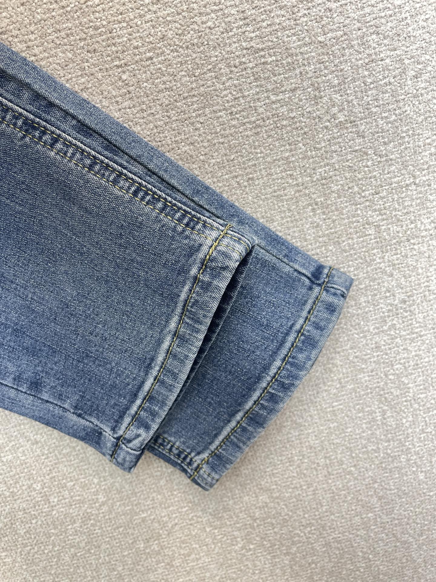 Dior迪奥💥砸锅卖铁都要上的新款新款休闲牛仔裤👖高端版本 专柜定制面料 透气舒适度高，细节无可挑剔，品
