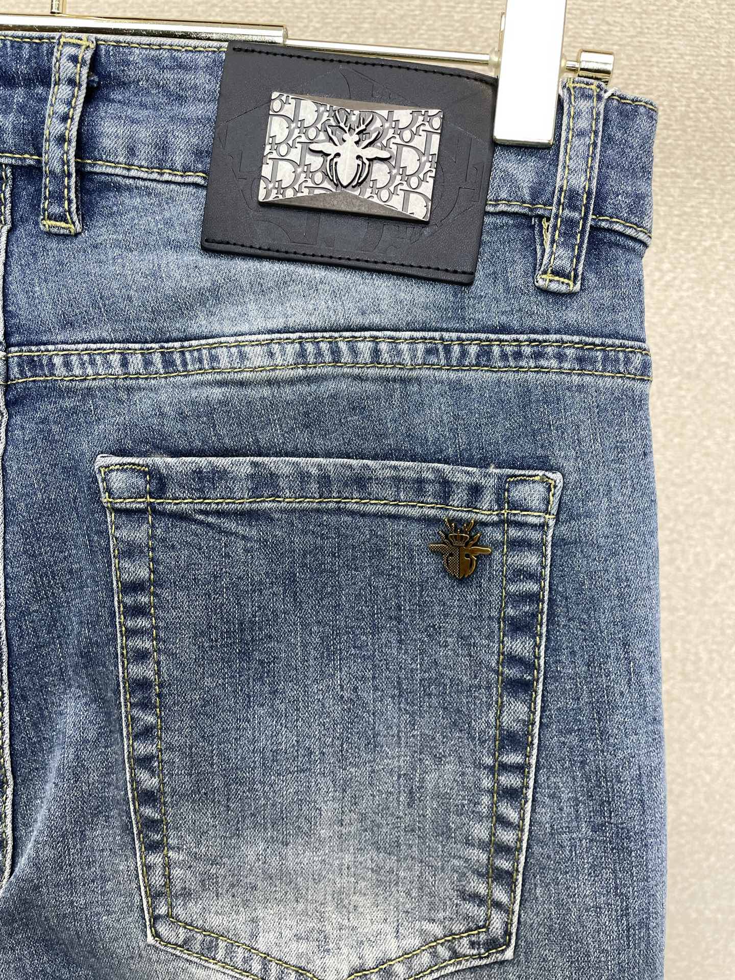 Dior迪奥💥砸锅卖铁都要上的新款新款休闲牛仔裤👖高端版本 专柜定制面料 透气舒适度高，细节无可挑剔，品