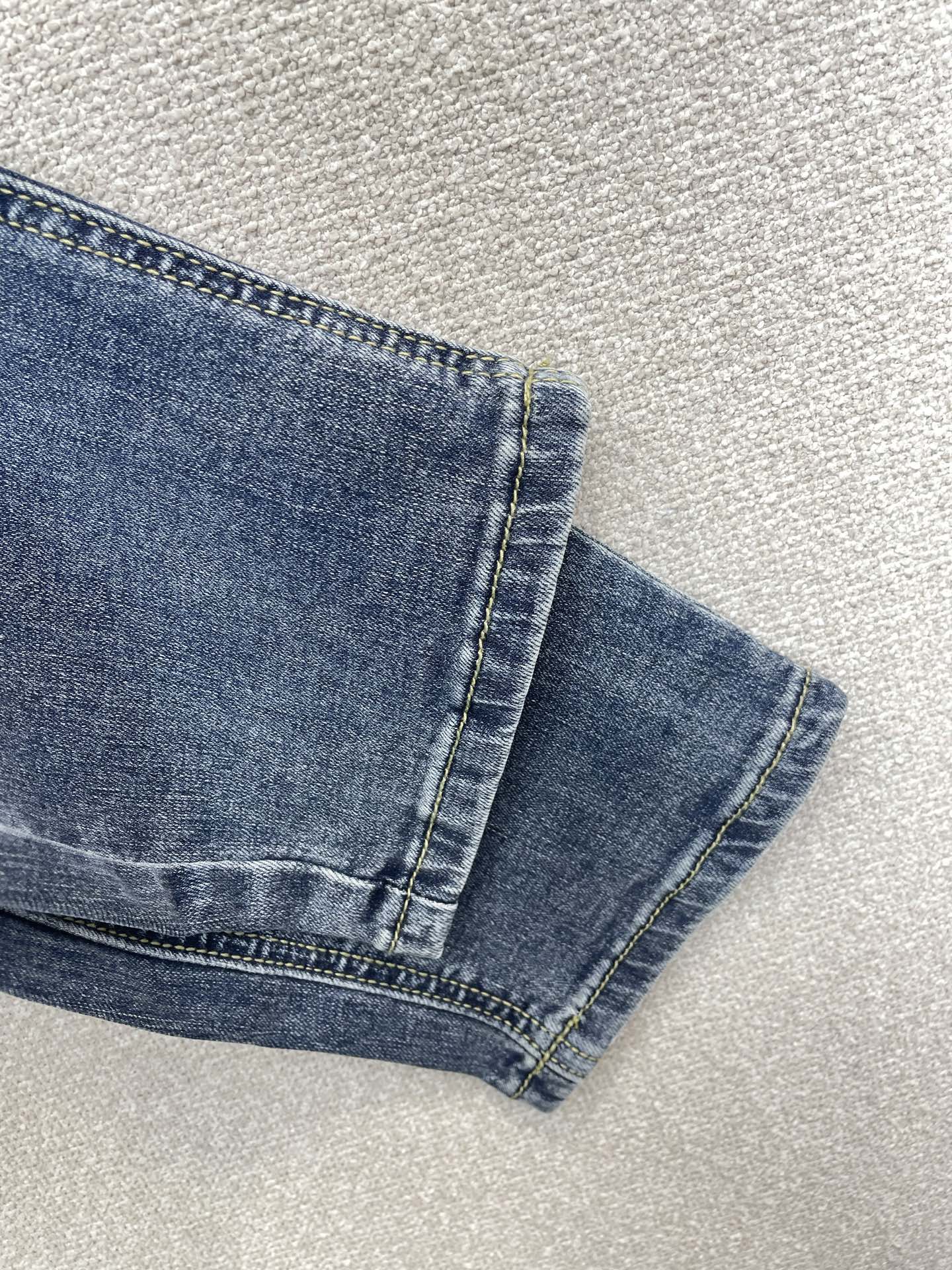 。FENDI芬迪💥砸锅卖铁都要上的新款新款休闲牛仔裤👖高端版本 专柜定制面料 透气舒适度高，细节无可挑剔