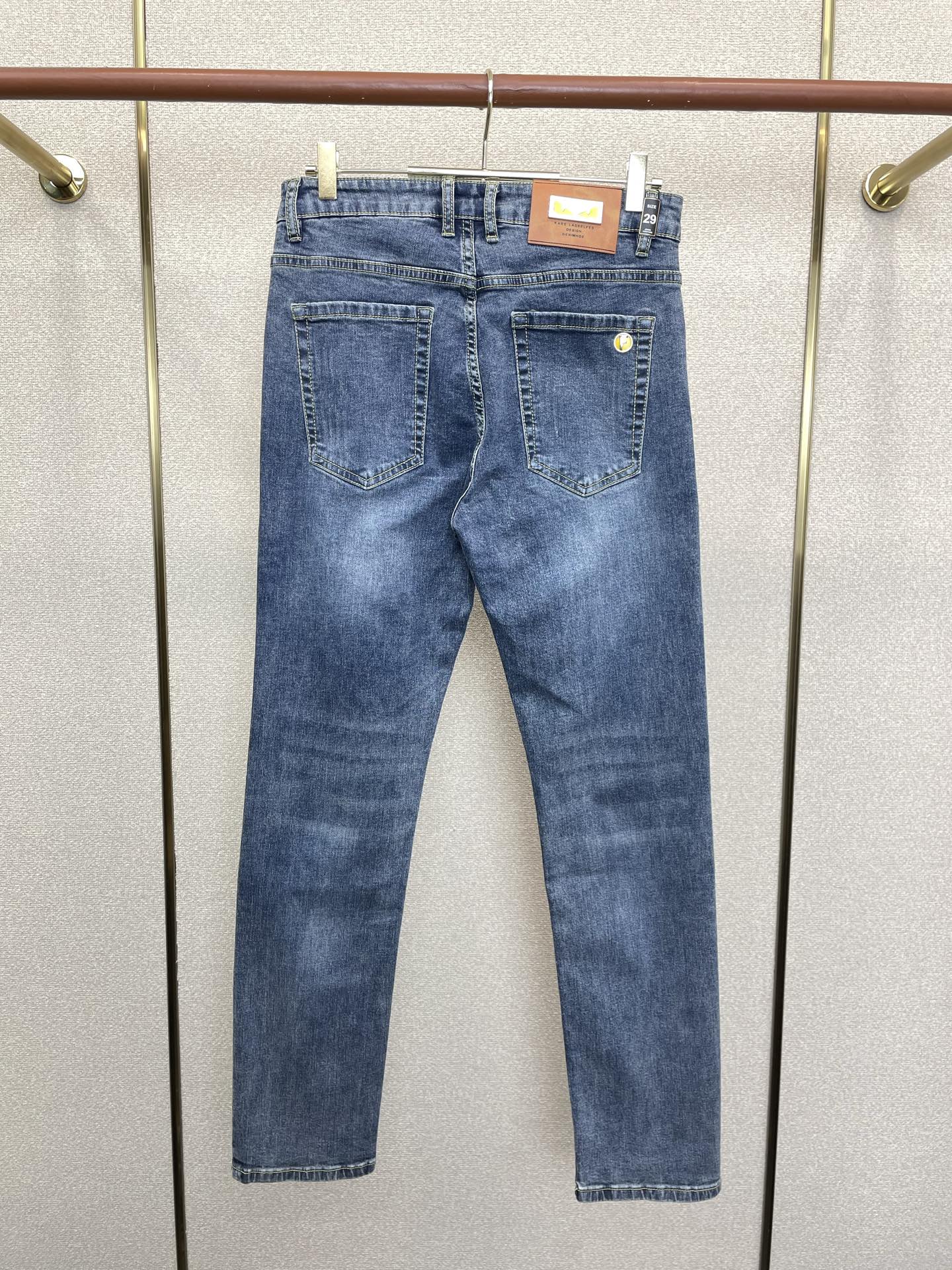 。FENDI芬迪💥砸锅卖铁都要上的新款新款休闲牛仔裤👖高端版本 专柜定制面料 透气舒适度高，细节无可挑剔