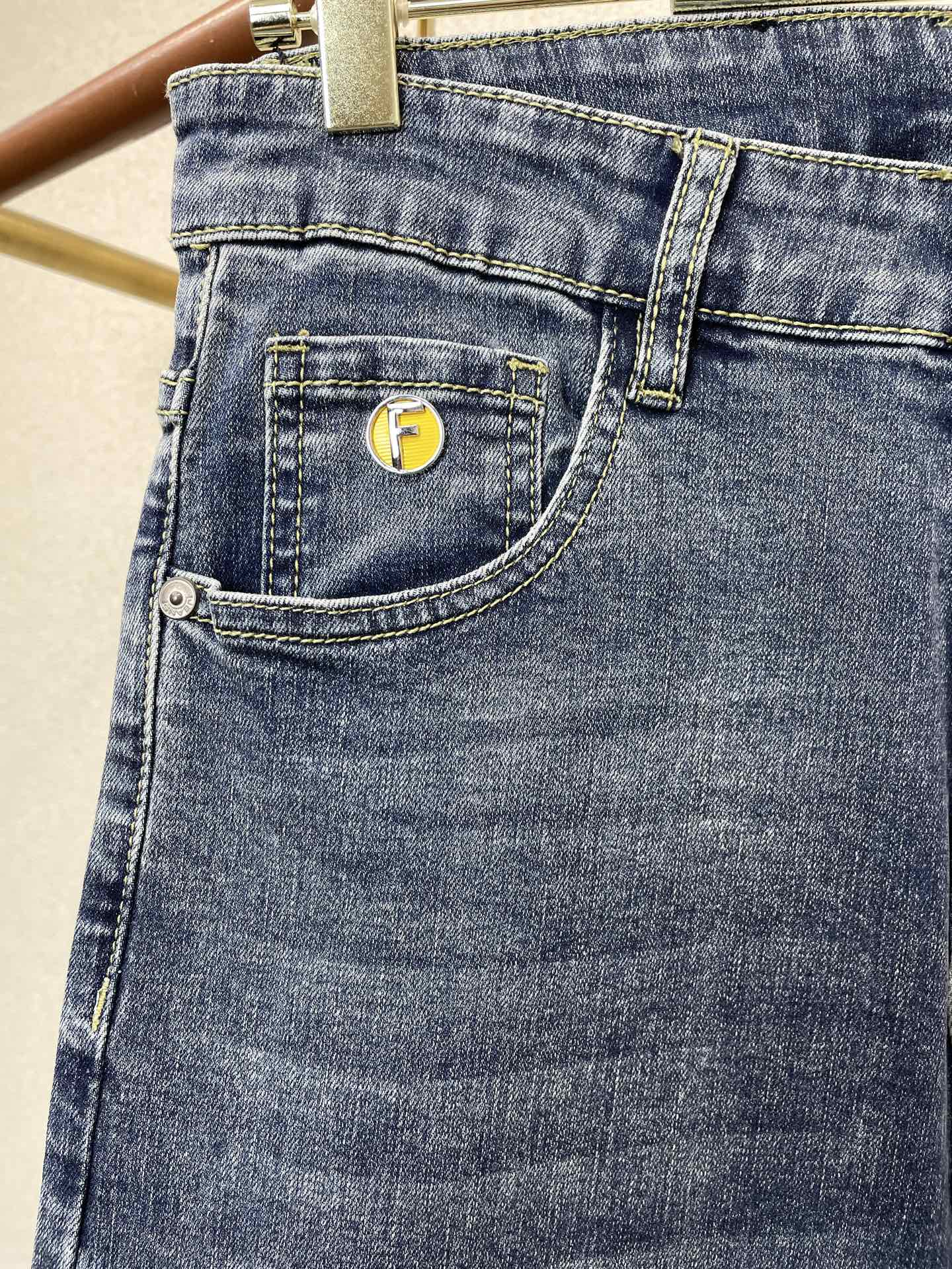 。FENDI芬迪💥砸锅卖铁都要上的新款新款休闲牛仔裤👖高端版本 专柜定制面料 透气舒适度高，细节无可挑剔