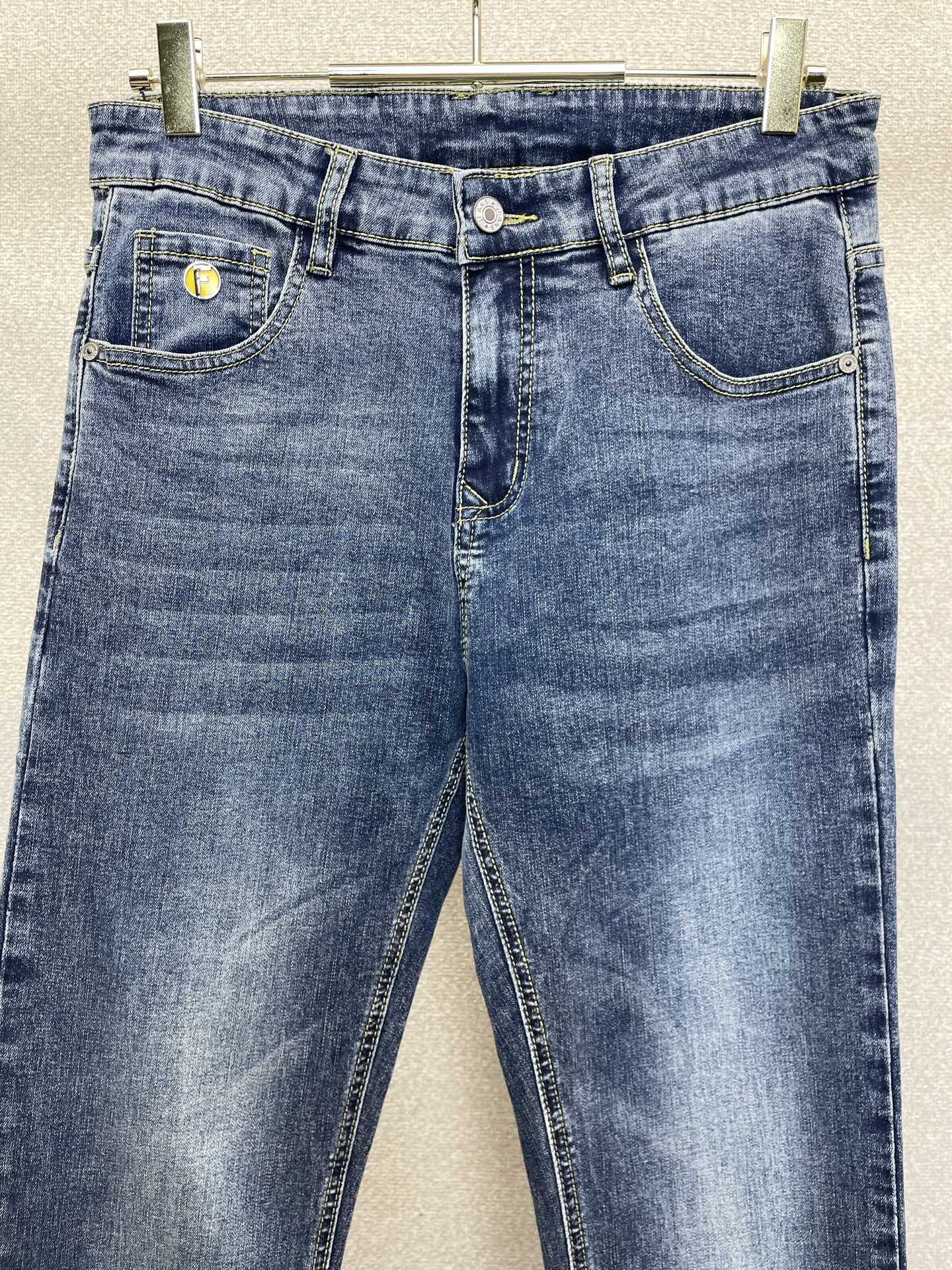 。FENDI芬迪💥砸锅卖铁都要上的新款新款休闲牛仔裤👖高端版本 专柜定制面料 透气舒适度高，细节无可挑剔