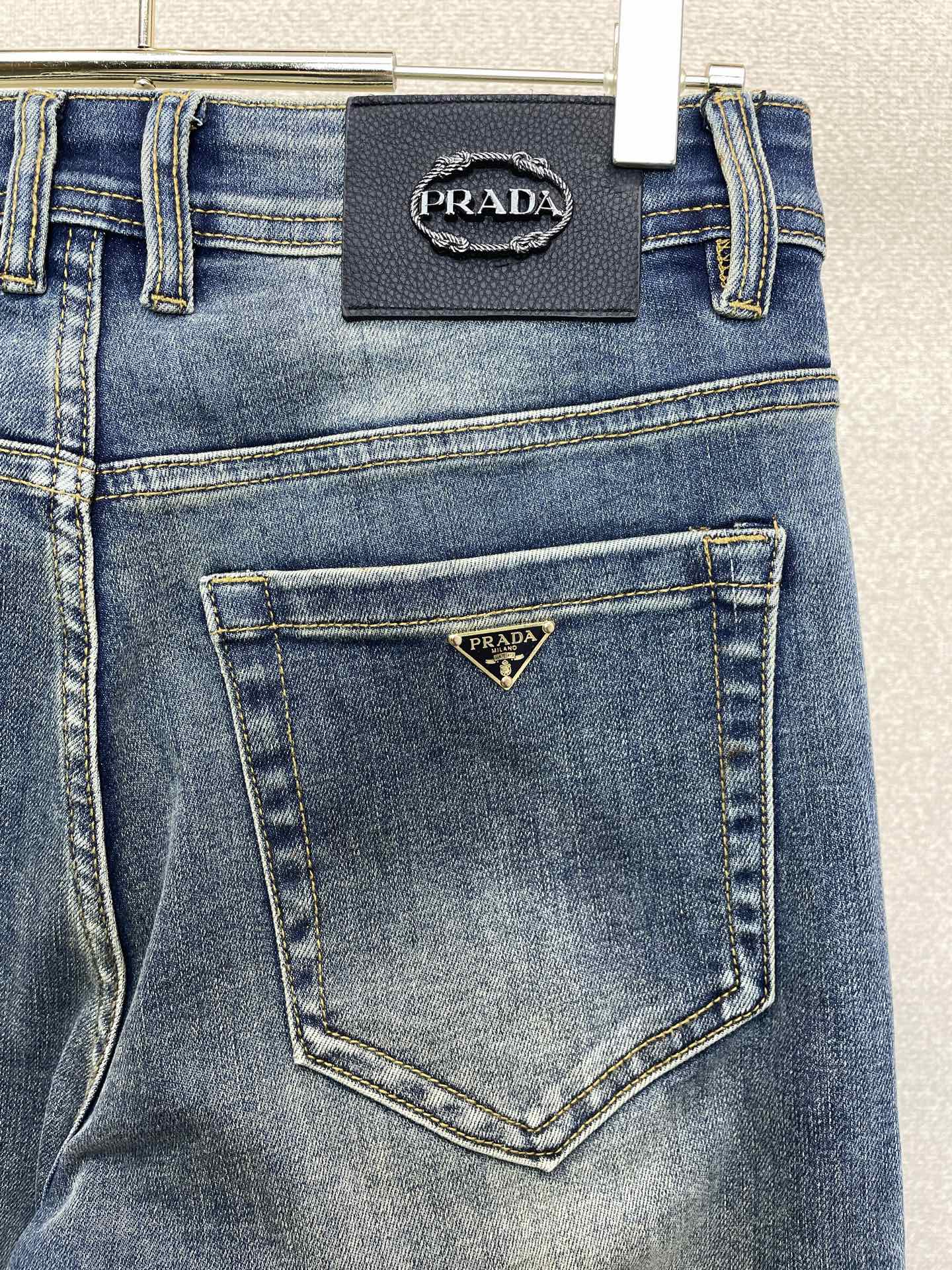 。Prada普拉达💥砸锅卖铁都要上的新款新款休闲牛仔裤👖高端版本 专柜定制面料 透气舒适度高，细节无可挑