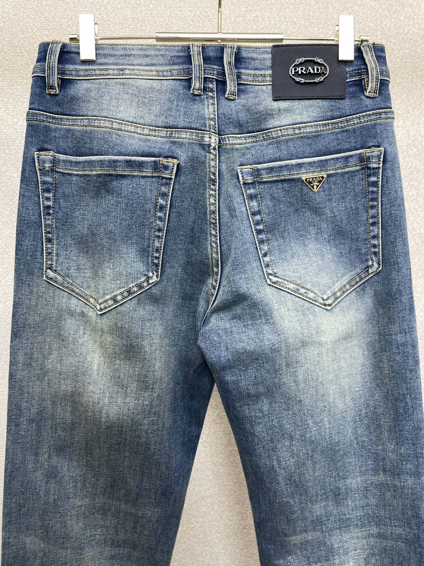 。Prada普拉达💥砸锅卖铁都要上的新款新款休闲牛仔裤👖高端版本 专柜定制面料 透气舒适度高，细节无可挑