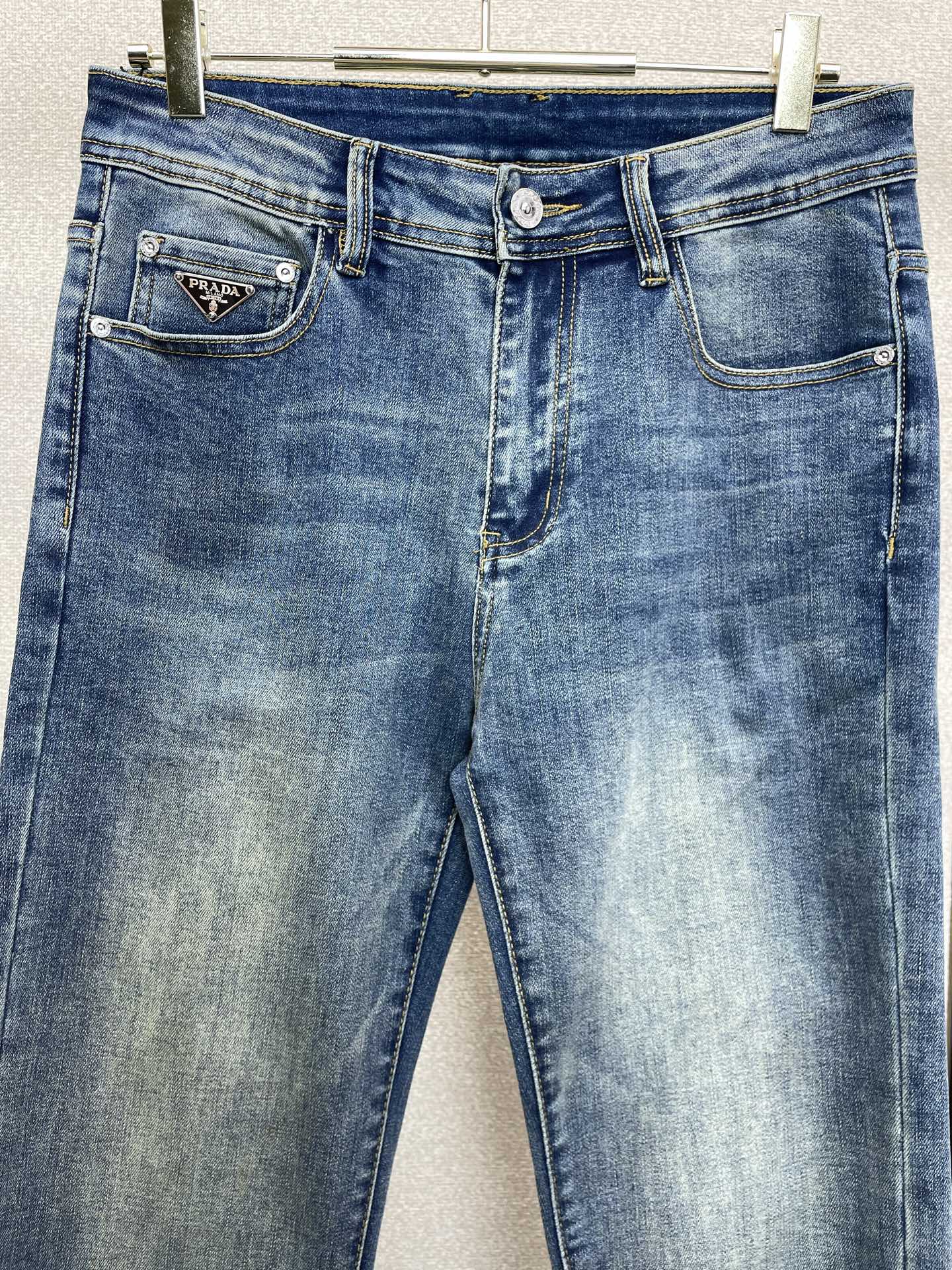 。Prada普拉达💥砸锅卖铁都要上的新款新款休闲牛仔裤👖高端版本 专柜定制面料 透气舒适度高，细节无可挑