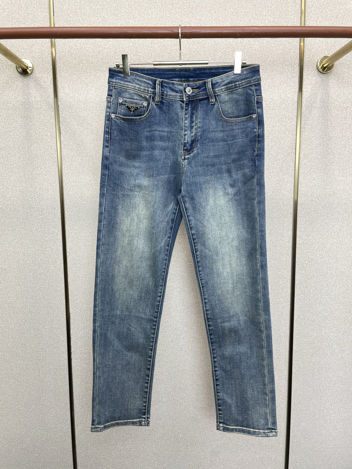 。Prada普拉达💥砸锅卖铁都要上的新款新款休闲牛仔裤👖高端版本 专柜定制面料 透气舒适度高，细节无可挑