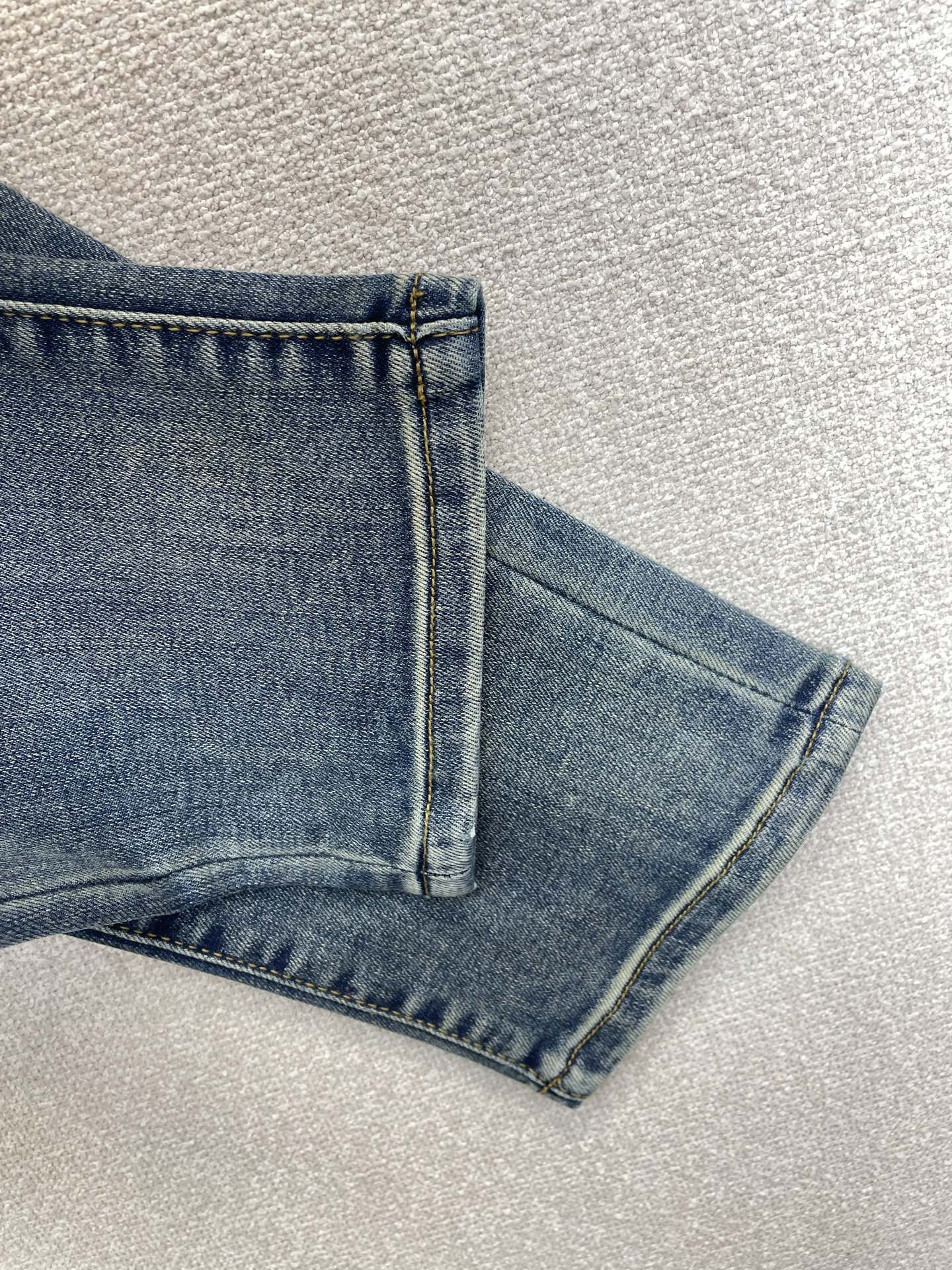 。Prada普拉达💥砸锅卖铁都要上的新款新款休闲牛仔裤👖高端版本 专柜定制面料 透气舒适度高，细节无可挑