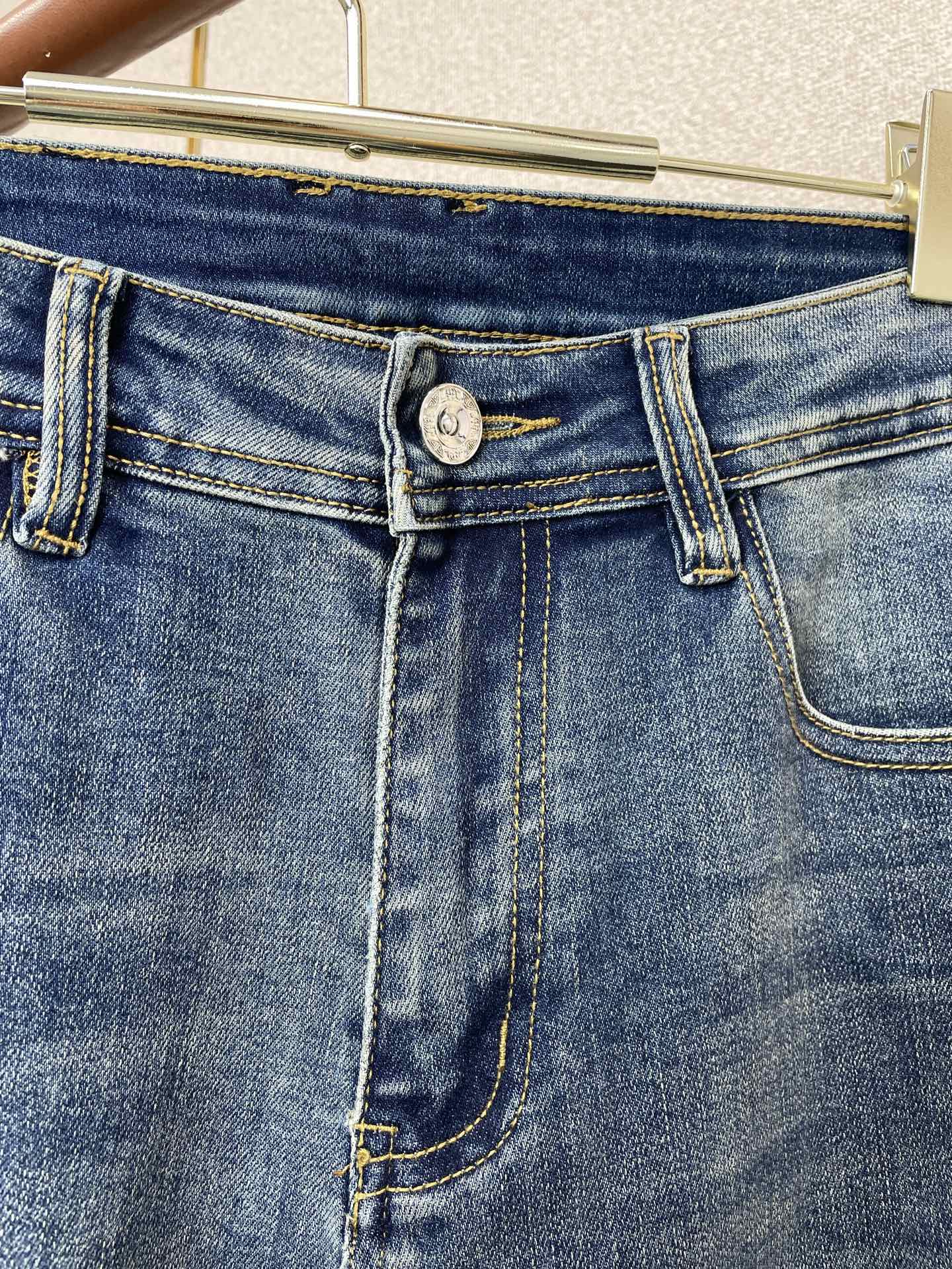 。Prada普拉达💥砸锅卖铁都要上的新款新款休闲牛仔裤👖高端版本 专柜定制面料 透气舒适度高，细节无可挑