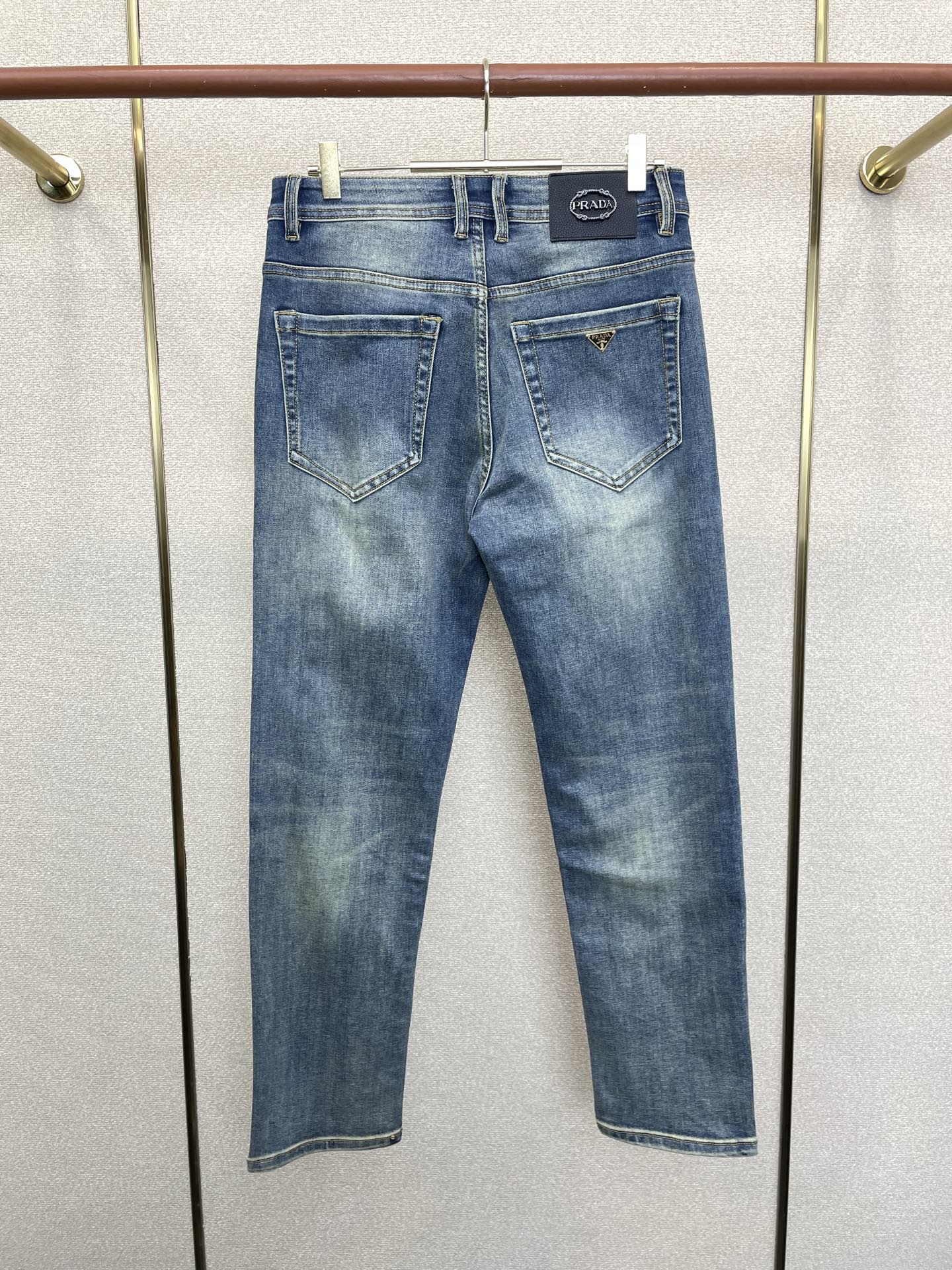 。Prada普拉达💥砸锅卖铁都要上的新款新款休闲牛仔裤👖高端版本 专柜定制面料 透气舒适度高，细节无可挑
