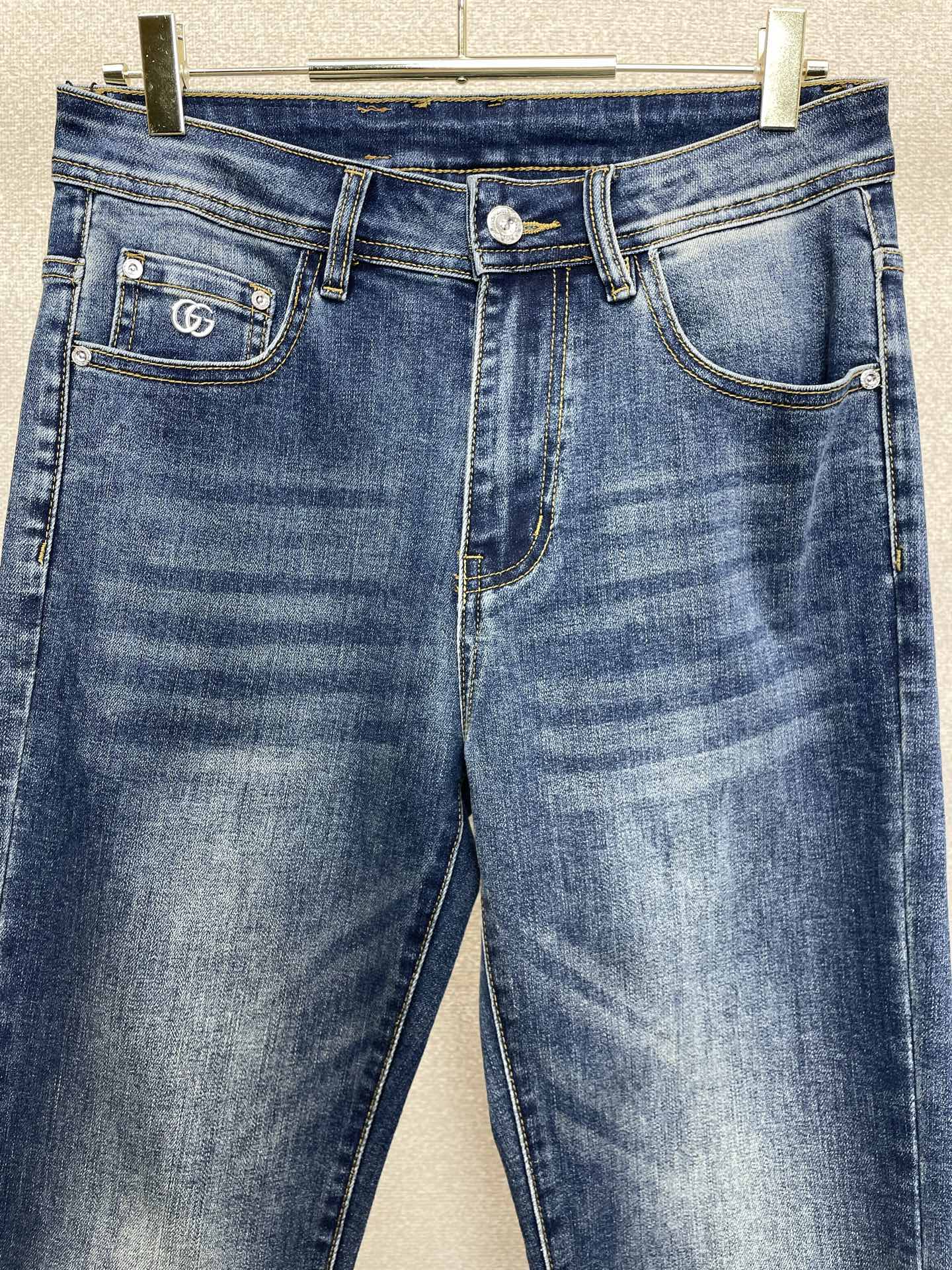 。Gucci古驰💥砸锅卖铁都要上的新款新款休闲牛仔裤👖高端版本 专柜定制面料 透气舒适度高，细节无可挑剔