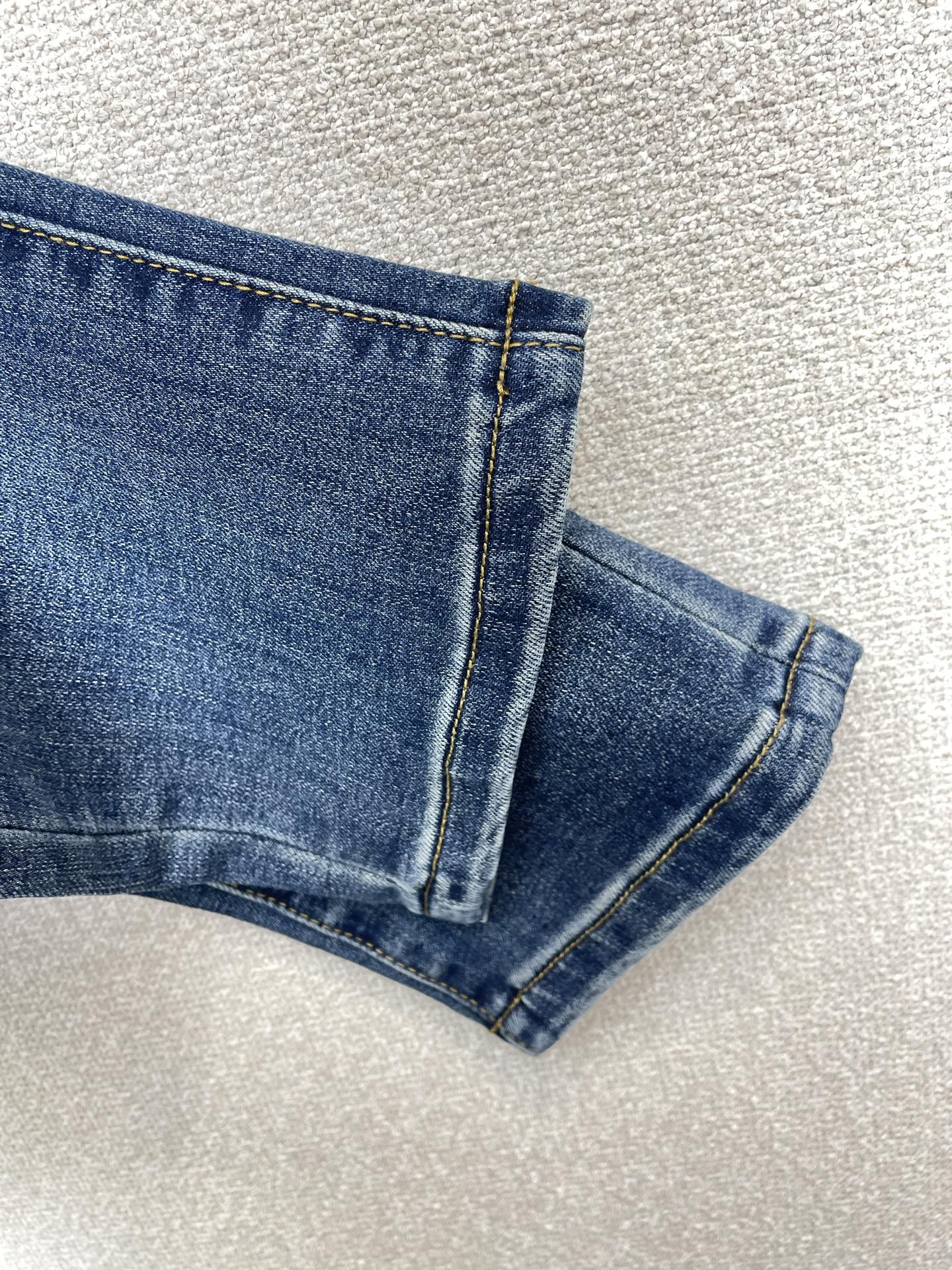 。Gucci古驰💥砸锅卖铁都要上的新款新款休闲牛仔裤👖高端版本 专柜定制面料 透气舒适度高，细节无可挑剔