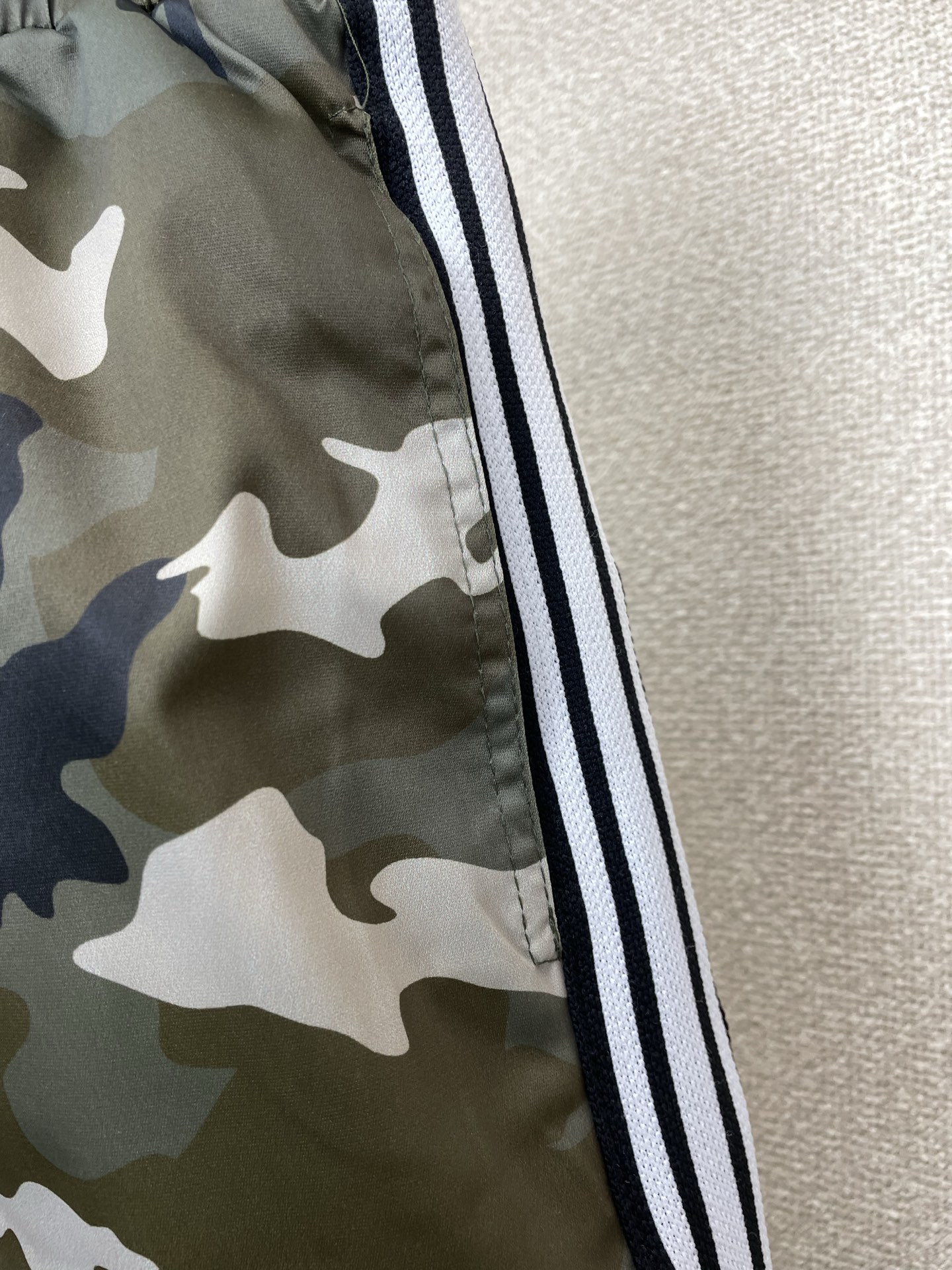 。Moncler蒙口💥砸锅卖铁都要上的新款新款休闲短裤 高端版本！专柜定制面料 透气舒适度高，细节无可挑