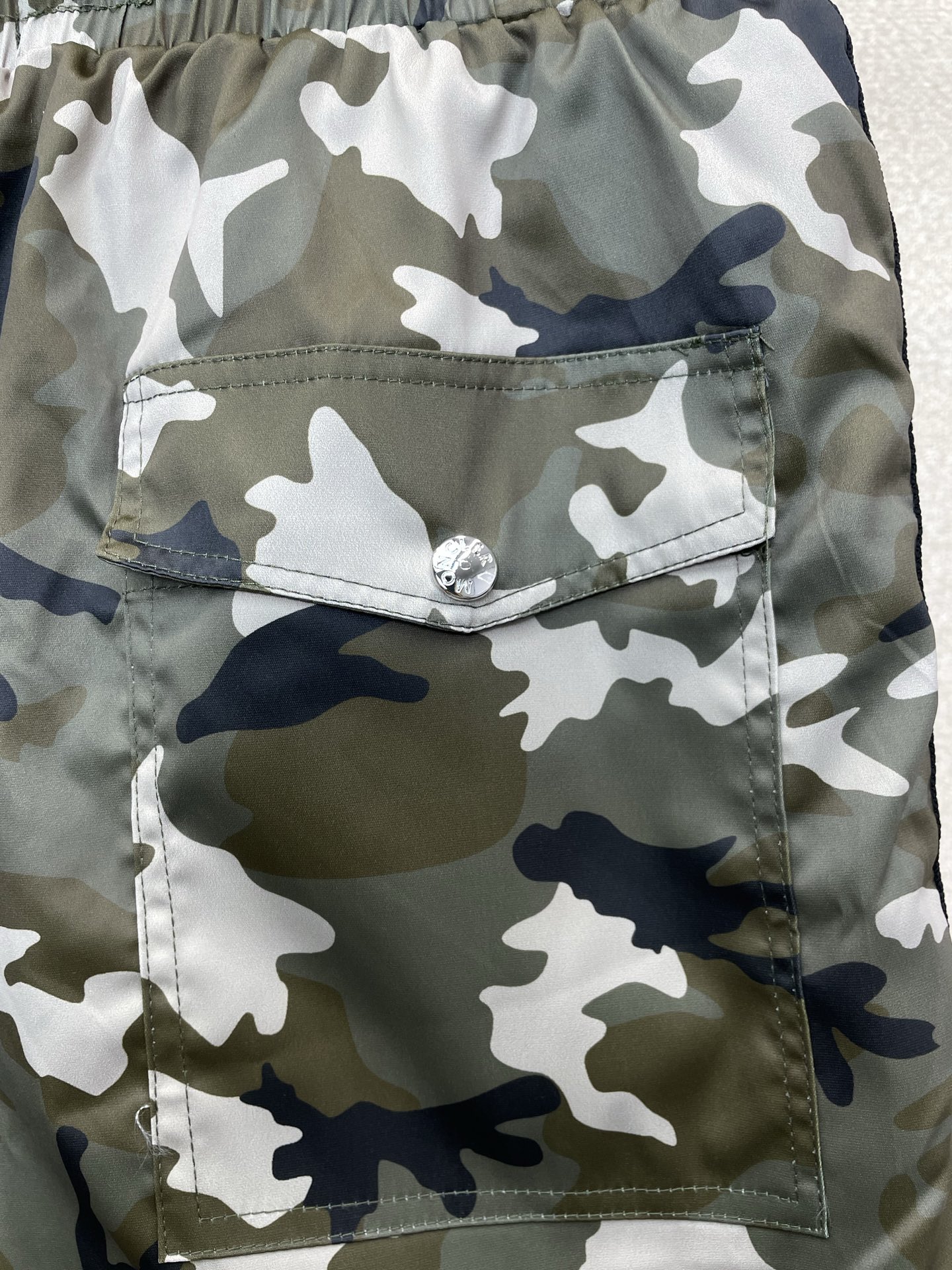 。Moncler蒙口💥砸锅卖铁都要上的新款新款休闲短裤 高端版本！专柜定制面料 透气舒适度高，细节无可挑