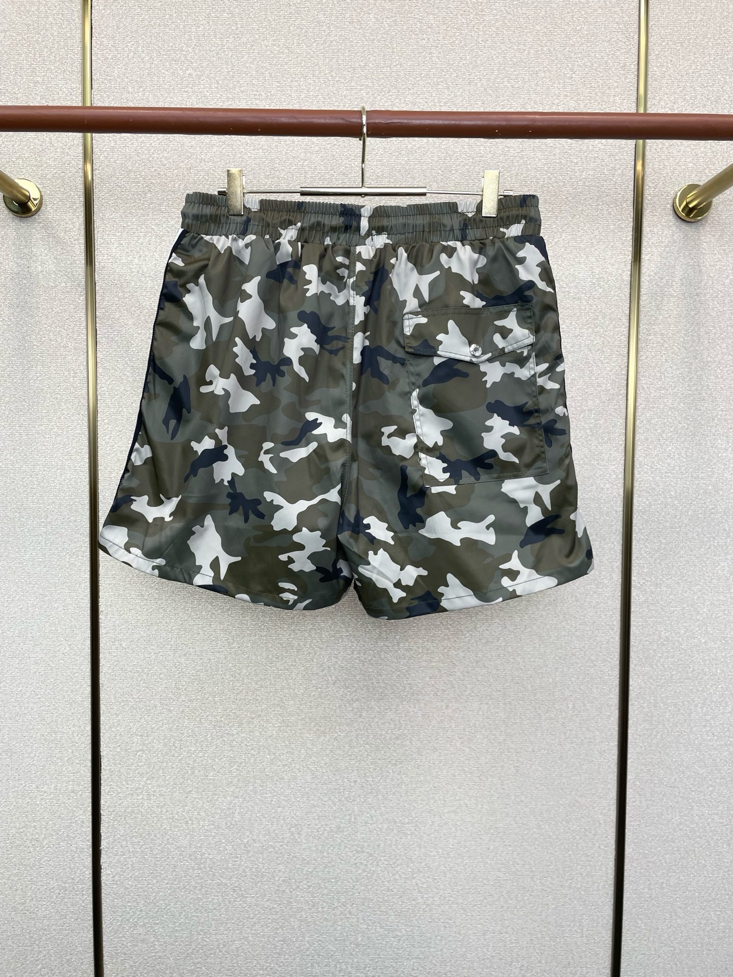。Moncler蒙口💥砸锅卖铁都要上的新款新款休闲短裤 高端版本！专柜定制面料 透气舒适度高，细节无可挑