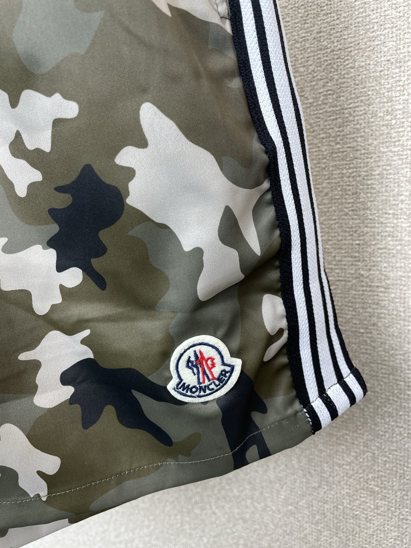 。Moncler蒙口💥砸锅卖铁都要上的新款新款休闲短裤 高端版本！专柜定制面料 透气舒适度高，细节无可挑