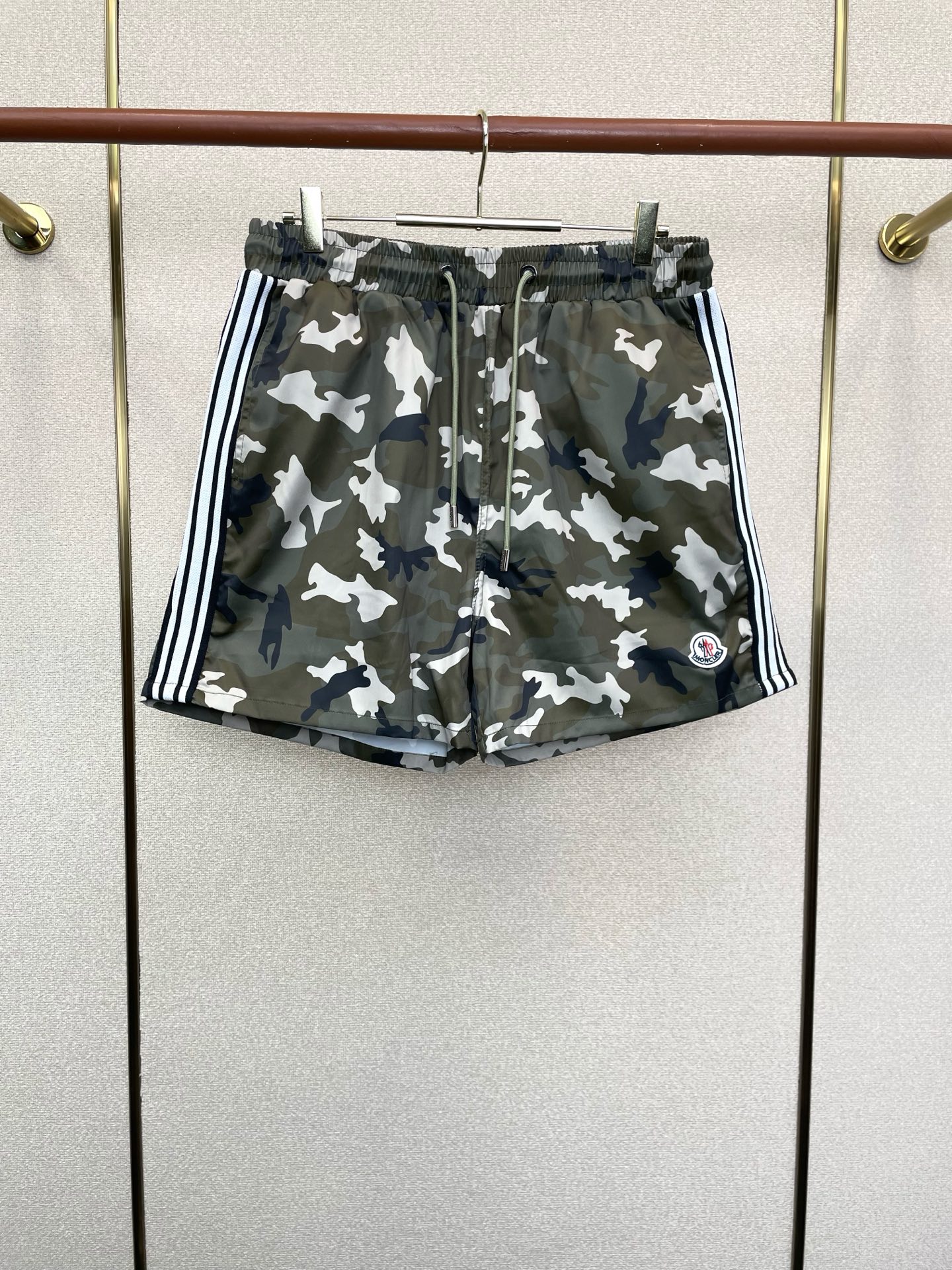 。Moncler蒙口💥砸锅卖铁都要上的新款新款休闲短裤 高端版本！专柜定制面料 透气舒适度高，细节无可挑
