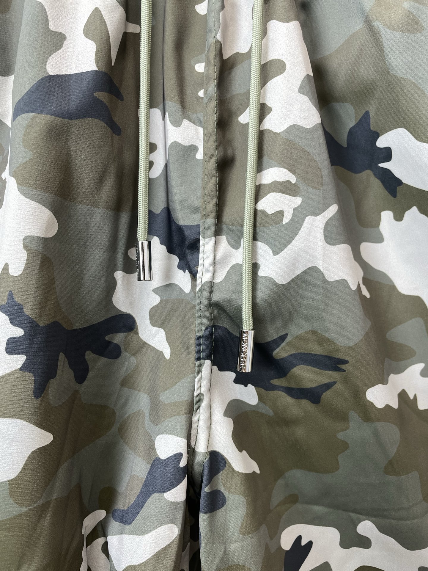 。Moncler蒙口💥砸锅卖铁都要上的新款新款休闲短裤 高端版本！专柜定制面料 透气舒适度高，细节无可挑