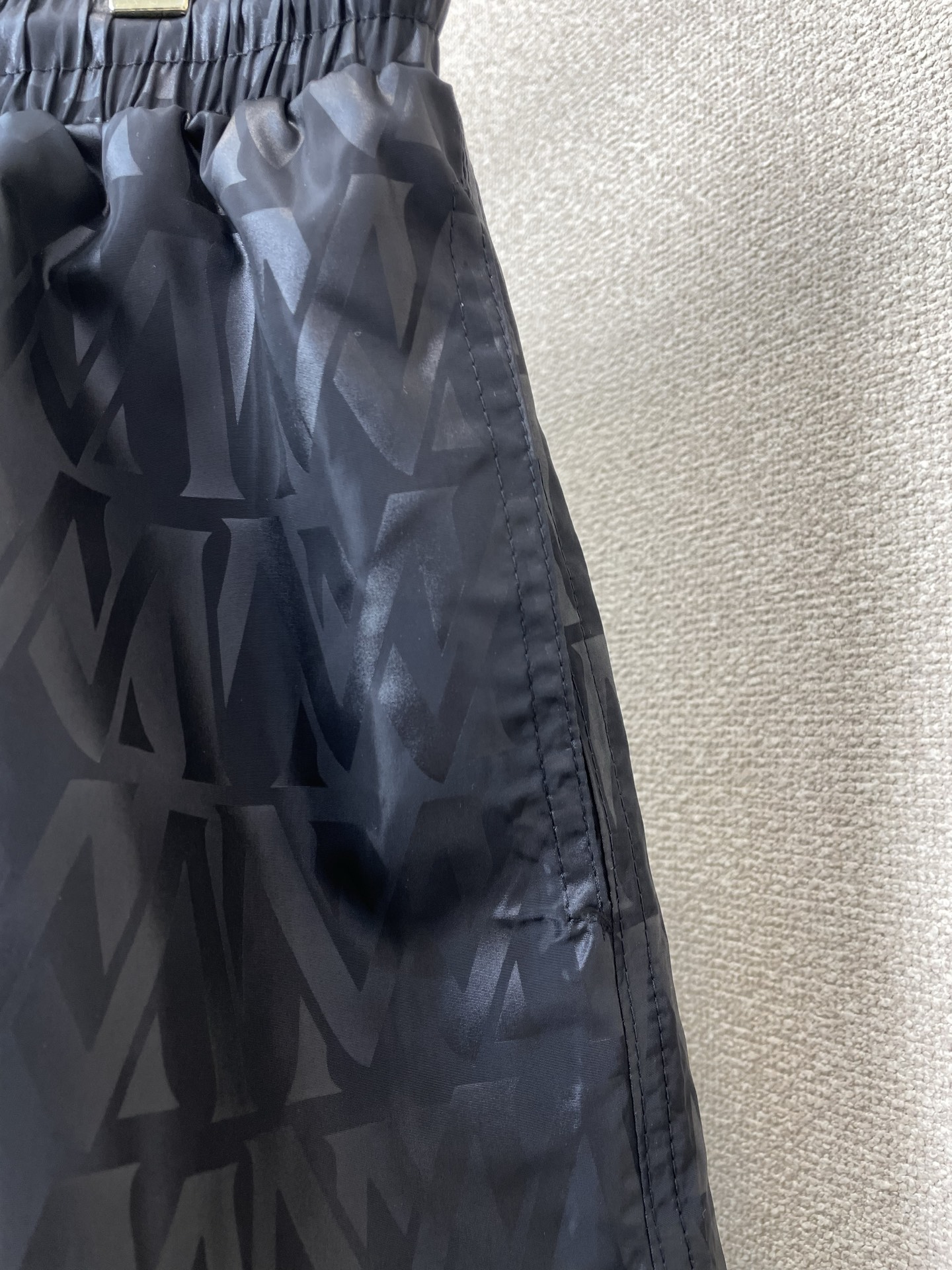 。Moncler蒙口💥砸锅卖铁都要上的新款新款休闲短裤 高端版本！专柜定制面料 透气舒适度高，细节无可挑