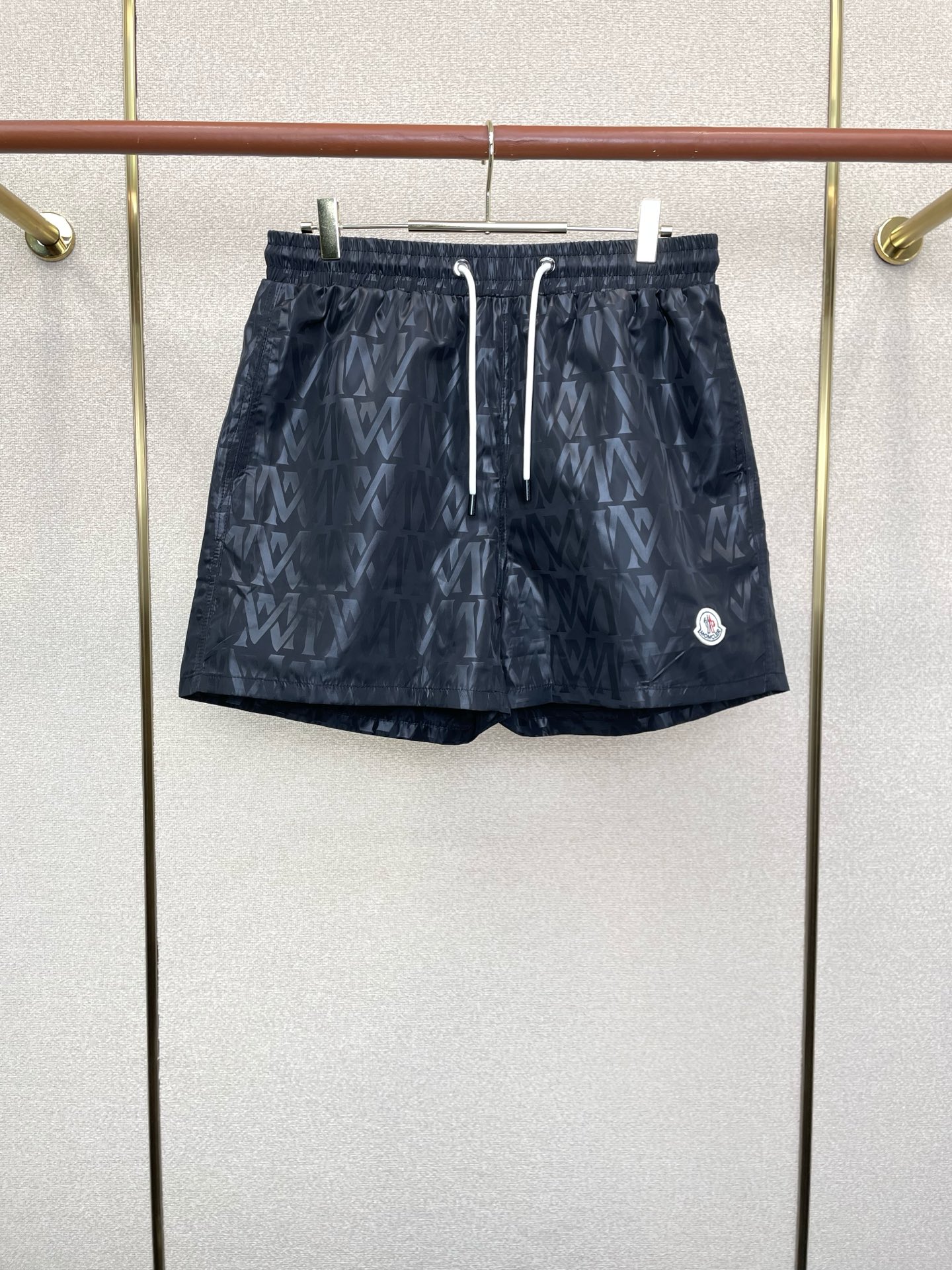 。Moncler蒙口💥砸锅卖铁都要上的新款新款休闲短裤 高端版本！专柜定制面料 透气舒适度高，细节无可挑