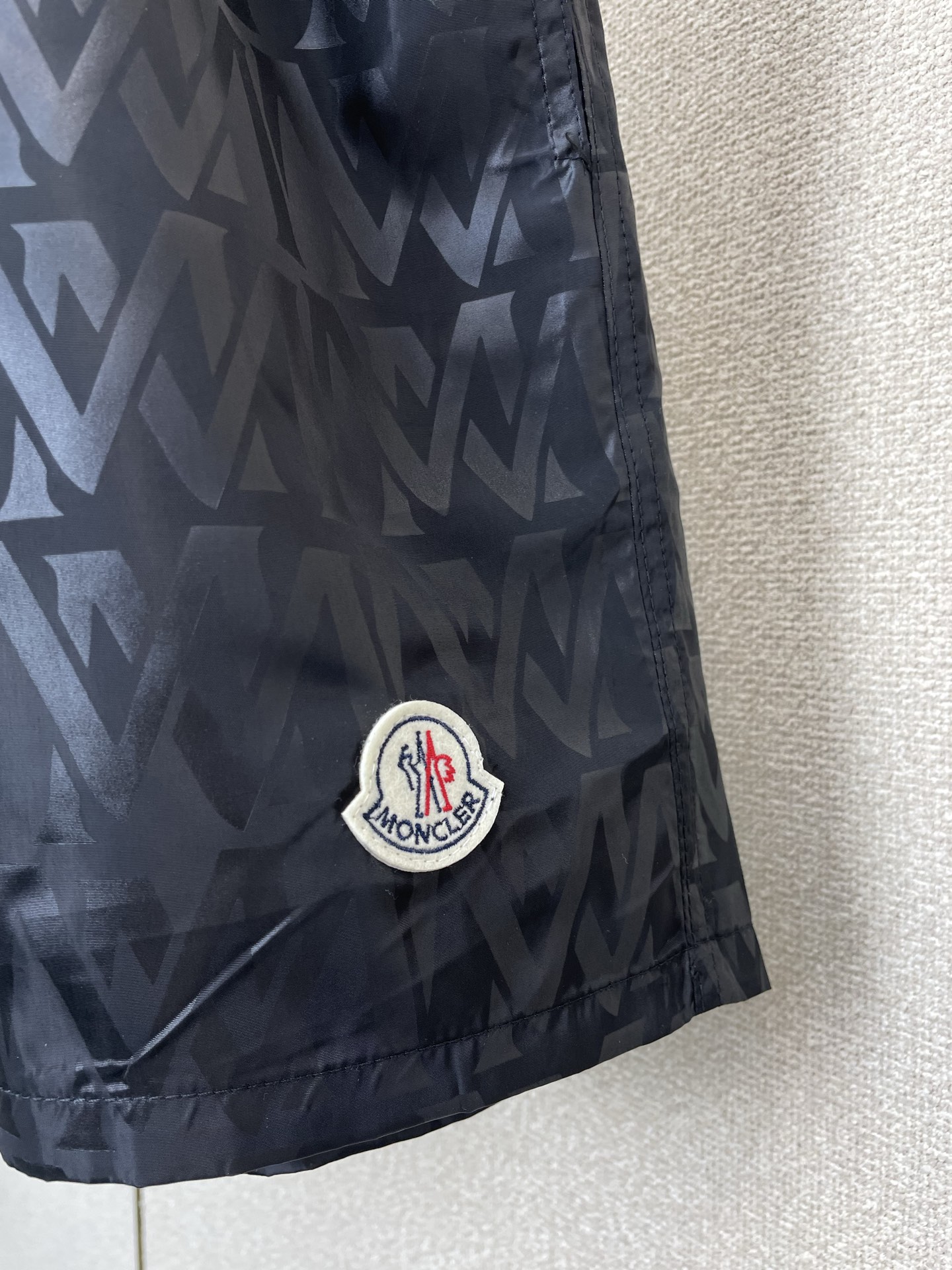 。Moncler蒙口💥砸锅卖铁都要上的新款新款休闲短裤 高端版本！专柜定制面料 透气舒适度高，细节无可挑
