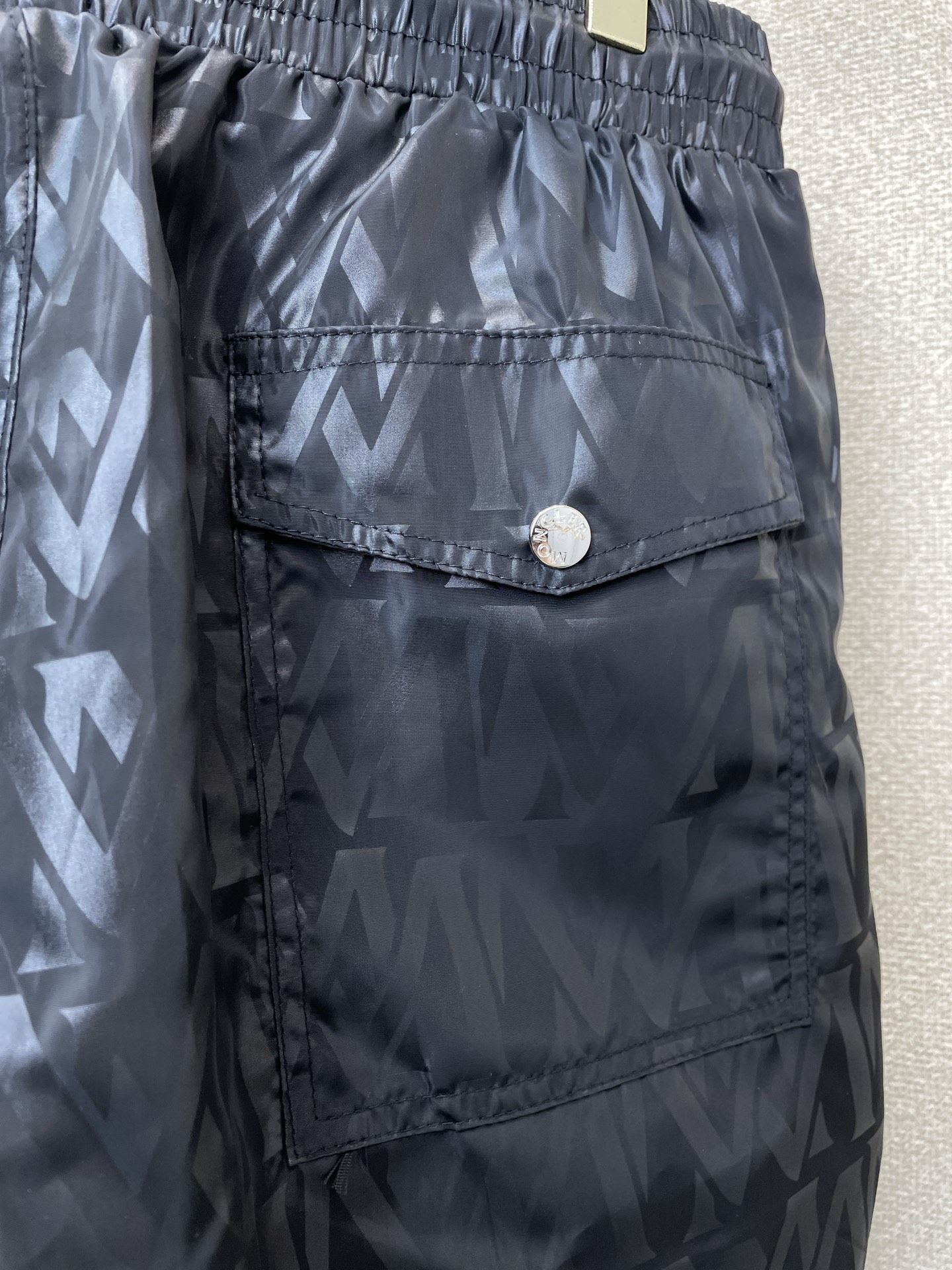 。Moncler蒙口💥砸锅卖铁都要上的新款新款休闲短裤 高端版本！专柜定制面料 透气舒适度高，细节无可挑
