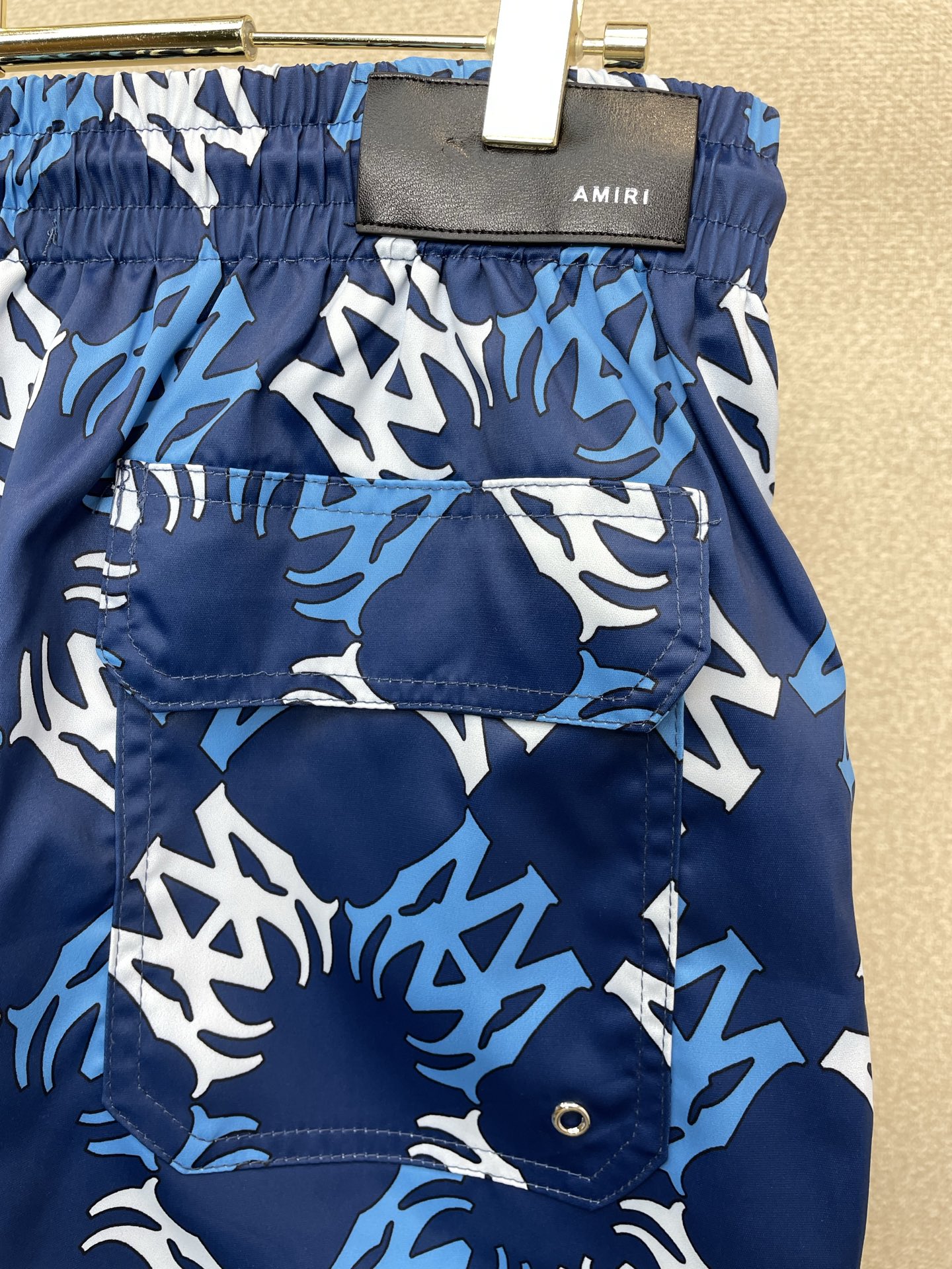 。AMIRI💥砸锅卖铁都要上的新款新款休闲短裤 高端版本！专柜定制面料 透气舒适度高，细节无可挑剔，品牌