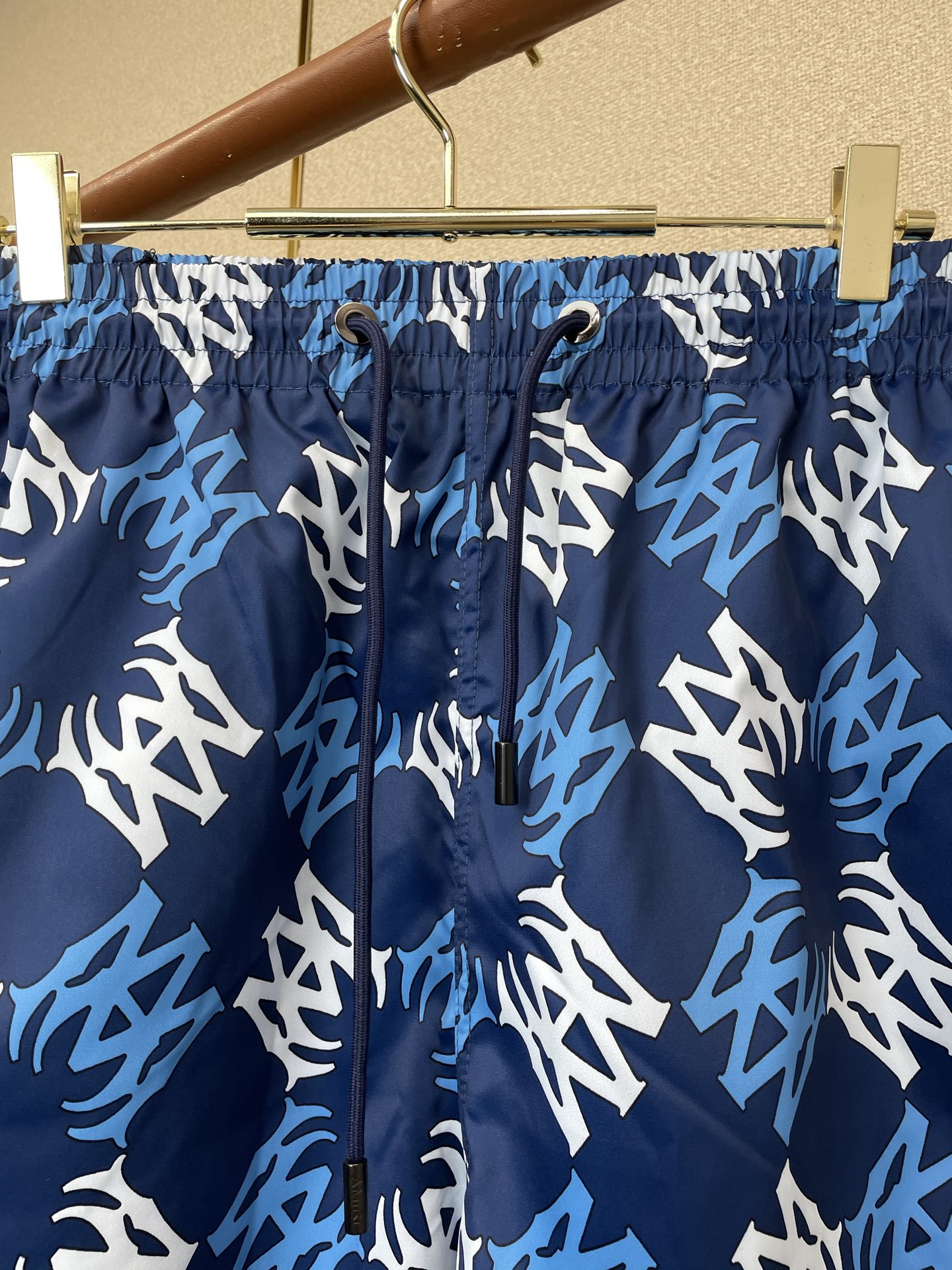 。AMIRI💥砸锅卖铁都要上的新款新款休闲短裤 高端版本！专柜定制面料 透气舒适度高，细节无可挑剔，品牌