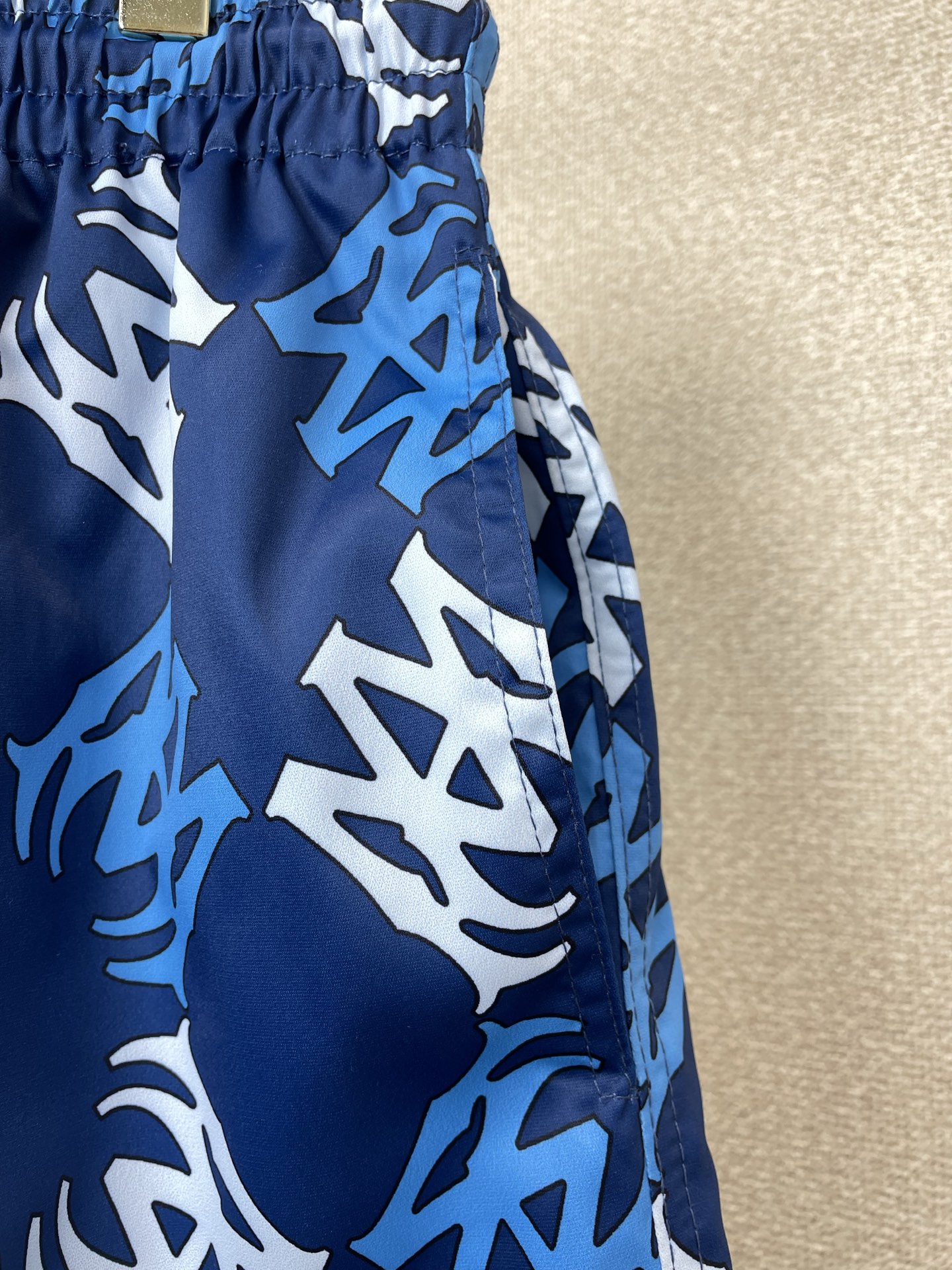 。AMIRI💥砸锅卖铁都要上的新款新款休闲短裤 高端版本！专柜定制面料 透气舒适度高，细节无可挑剔，品牌
