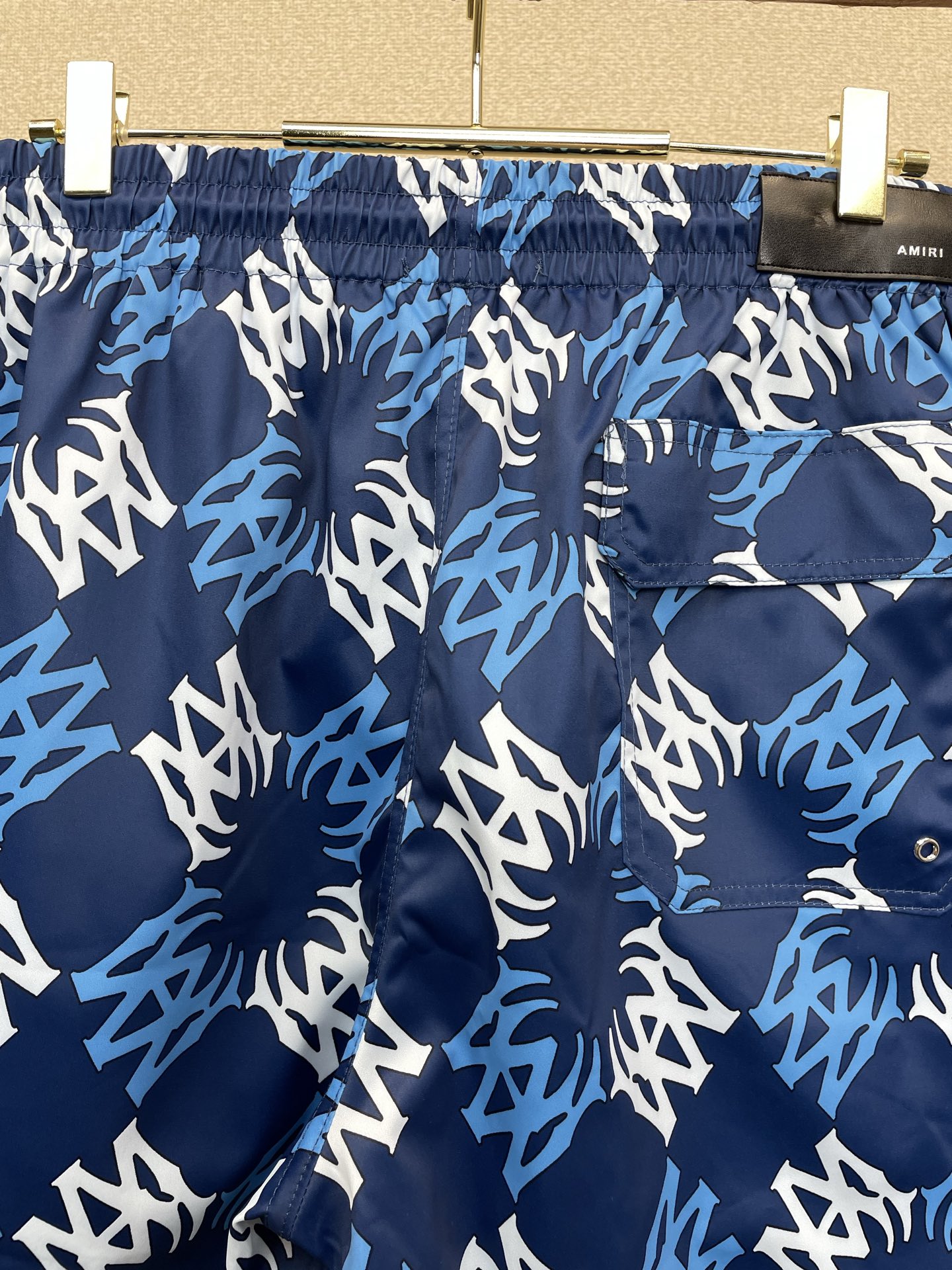 。AMIRI💥砸锅卖铁都要上的新款新款休闲短裤 高端版本！专柜定制面料 透气舒适度高，细节无可挑剔，品牌