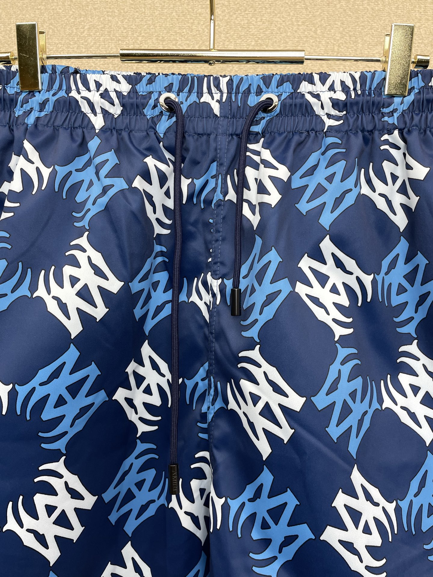 。AMIRI💥砸锅卖铁都要上的新款新款休闲短裤 高端版本！专柜定制面料 透气舒适度高，细节无可挑剔，品牌