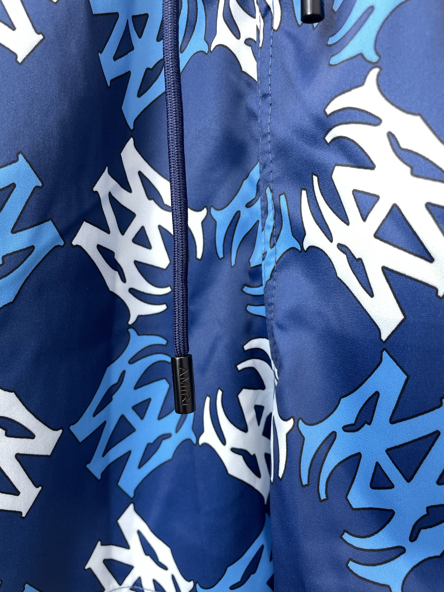 。AMIRI💥砸锅卖铁都要上的新款新款休闲短裤 高端版本！专柜定制面料 透气舒适度高，细节无可挑剔，品牌