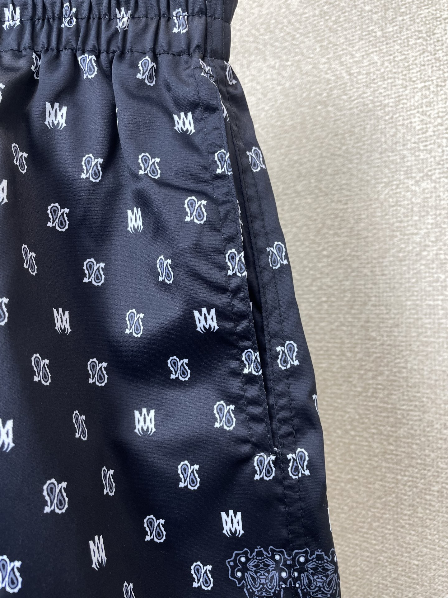 AMIRI💥砸锅卖铁都要上的新款新款休闲短裤 高端版本！专柜定制面料 透气舒适度高，细节无可挑剔，品牌元