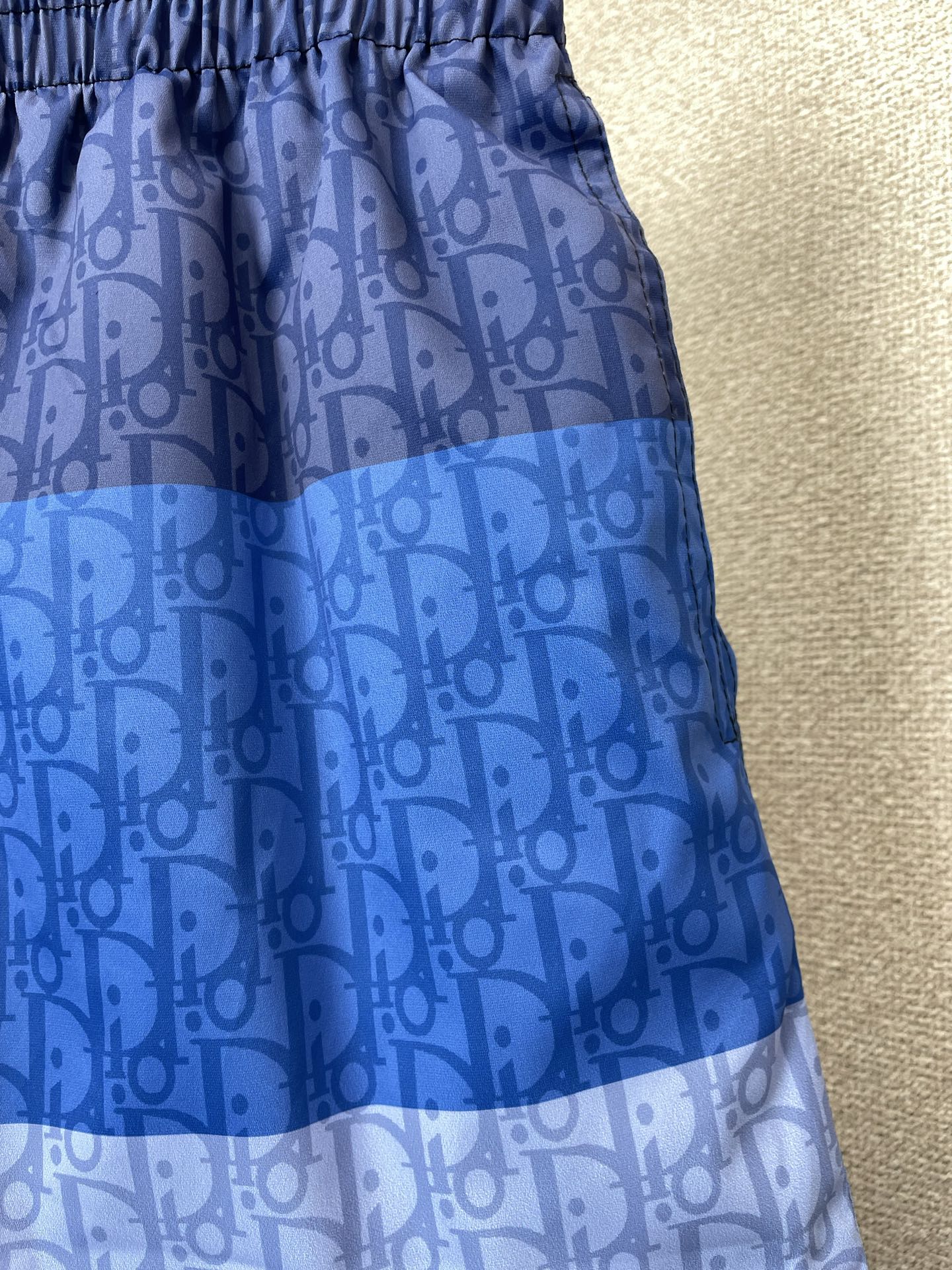 。Dior迪奥💥砸锅卖铁都要上的新款新款休闲短裤 高端版本！专柜定制面料 透气舒适度高，细节无可挑剔，品