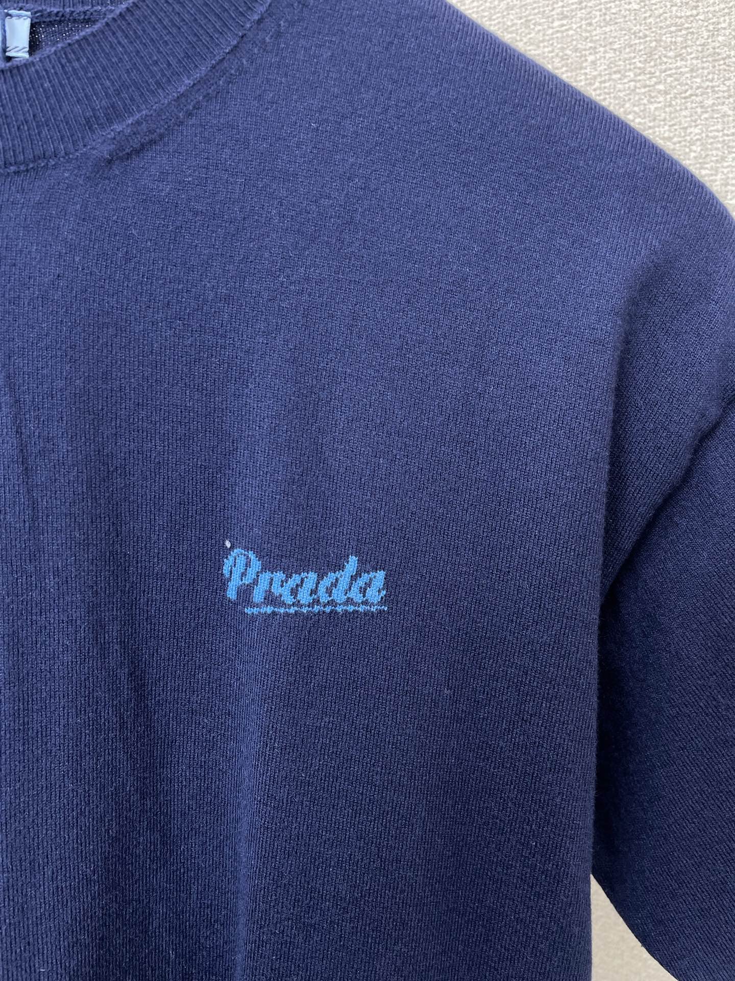 Prada普拉达👩🏼‍❤️‍👨🏼砸锅卖铁都要上的新款💥男女同款👫🏻情侣同款💥休闲针织短袖 高端定制 高端