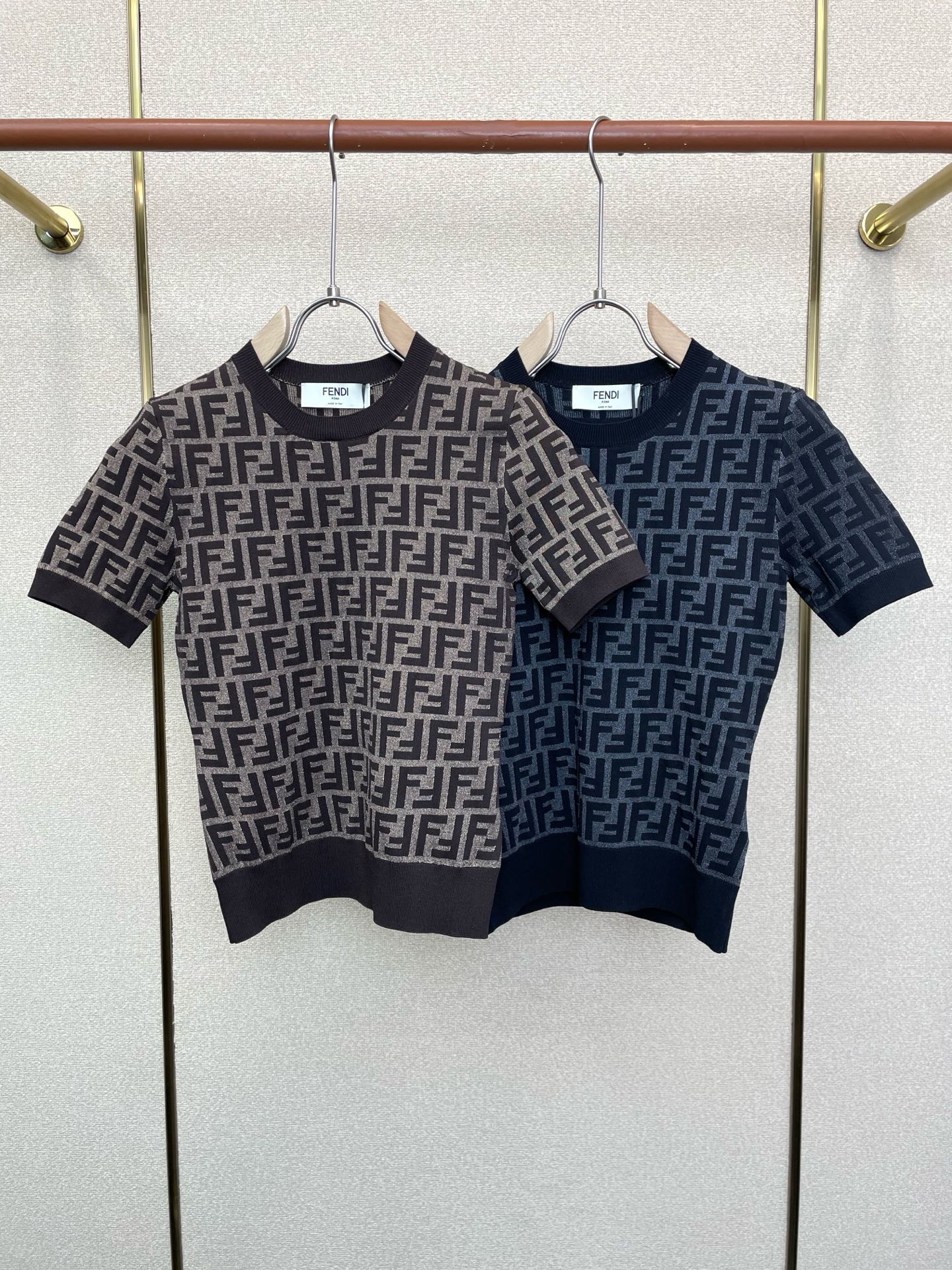FENDI芬迪👚砸锅卖铁都要上的新款👚新款女装休闲针织短袖 高端版本！独特设计 专柜定制面料 透气舒适度