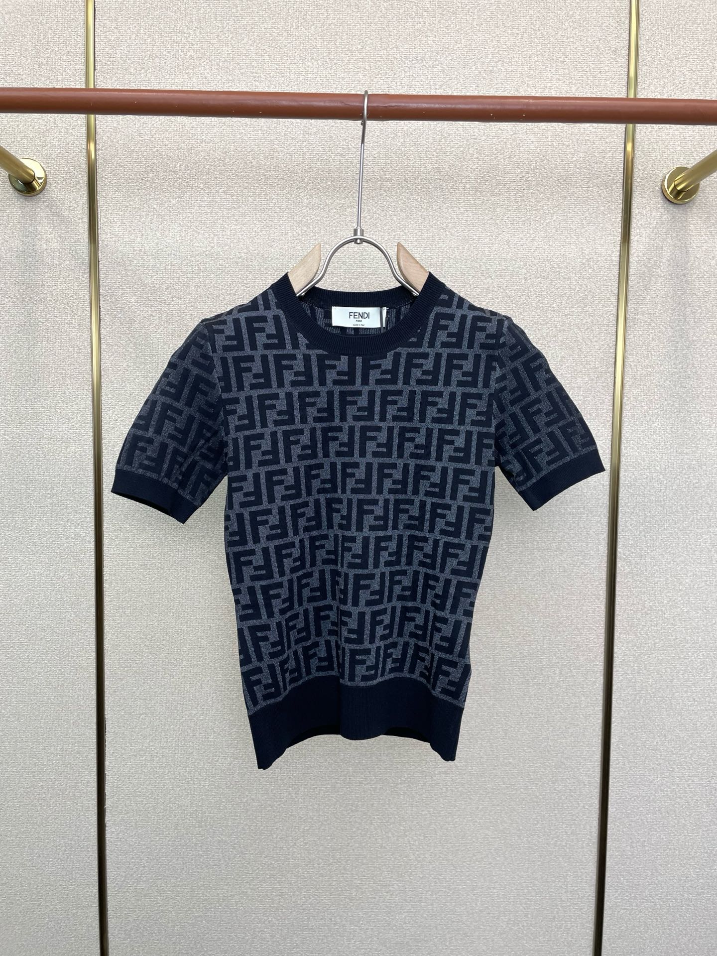 FENDI芬迪👚砸锅卖铁都要上的新款👚新款女装休闲针织短袖 高端版本！独特设计 专柜定制面料 透气舒适度