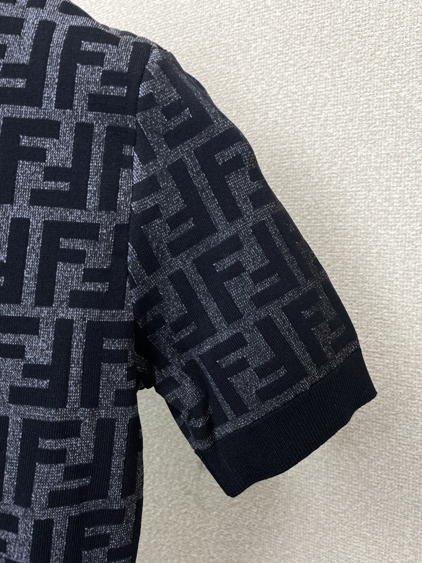 FENDI芬迪👚砸锅卖铁都要上的新款👚新款女装休闲针织短袖 高端版本！独特设计 专柜定制面料 透气舒适度