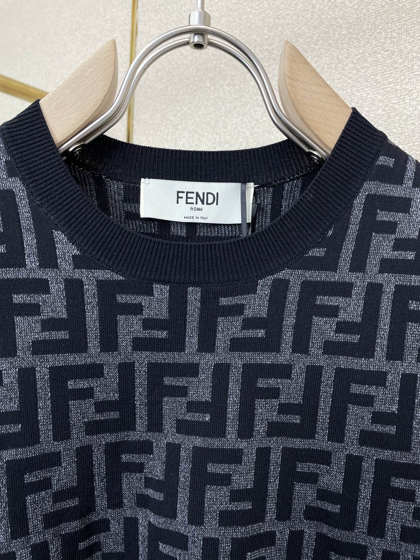 FENDI芬迪👚砸锅卖铁都要上的新款👚新款女装休闲针织短袖 高端版本！独特设计 专柜定制面料 透气舒适度