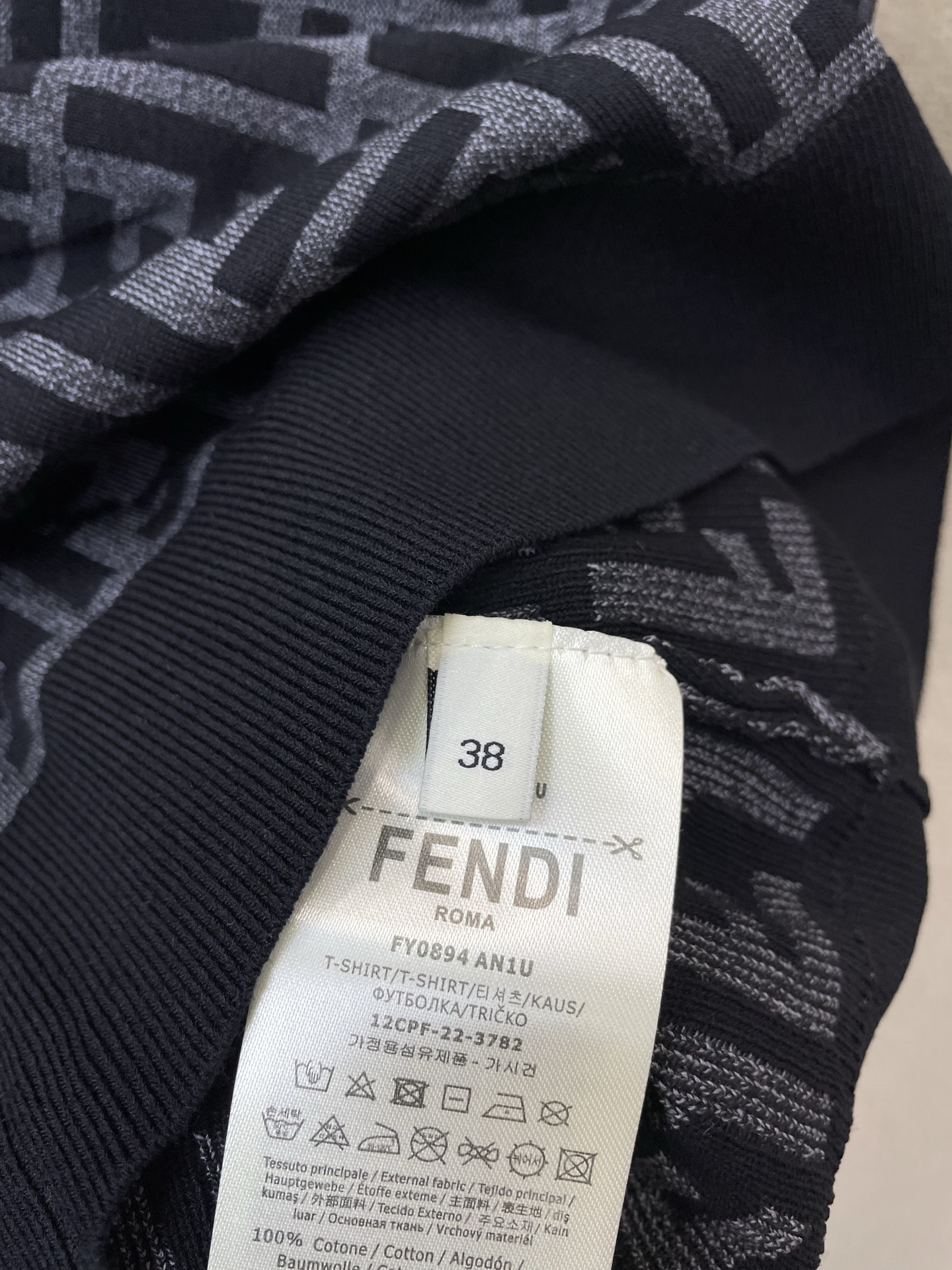 FENDI芬迪👚砸锅卖铁都要上的新款👚新款女装休闲针织短袖 高端版本！独特设计 专柜定制面料 透气舒适度