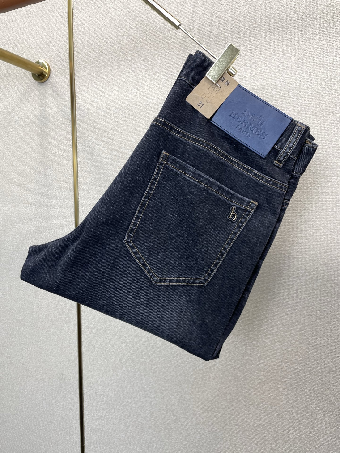 NO:916772,.HERMES is a high-end version of the new jeans that everyone buys. Customized fabrics at the counter. Highly breathable and comfortable, with impeccable details. The brand element design concept embodies high quality. It feels delicate and soft!  It presents a casual cut and the upper body shape is awesome!  Code number 29-38,,hermes,hermes,jeans,19860909.HERMES爱马仕砸锅卖铁都要上的新款新款牛仔裤高端版本 专柜定制面料 透气舒适度高,细节无可挑剔,品牌元素设计理念,体现高品质.手感细腻柔软！呈现休闲裁剪,上身版型超赞！码数29-38,,hermes,hermes,jeans,,Men's clothing