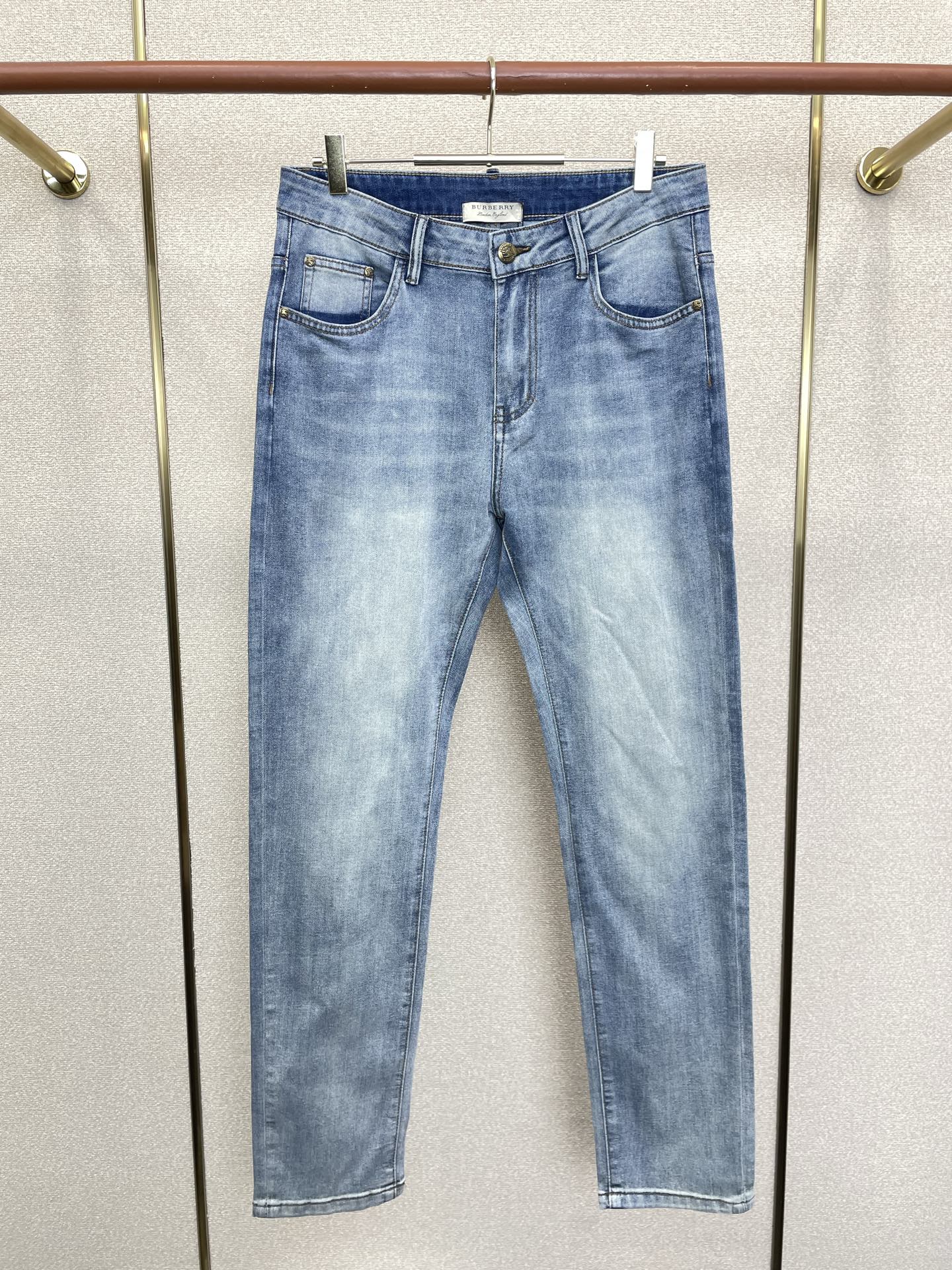 Burberry巴宝莉💥砸锅卖铁都要上的新款新款牛仔裤👖高端版本 专柜定制面料 透气舒适度高，细节无可挑