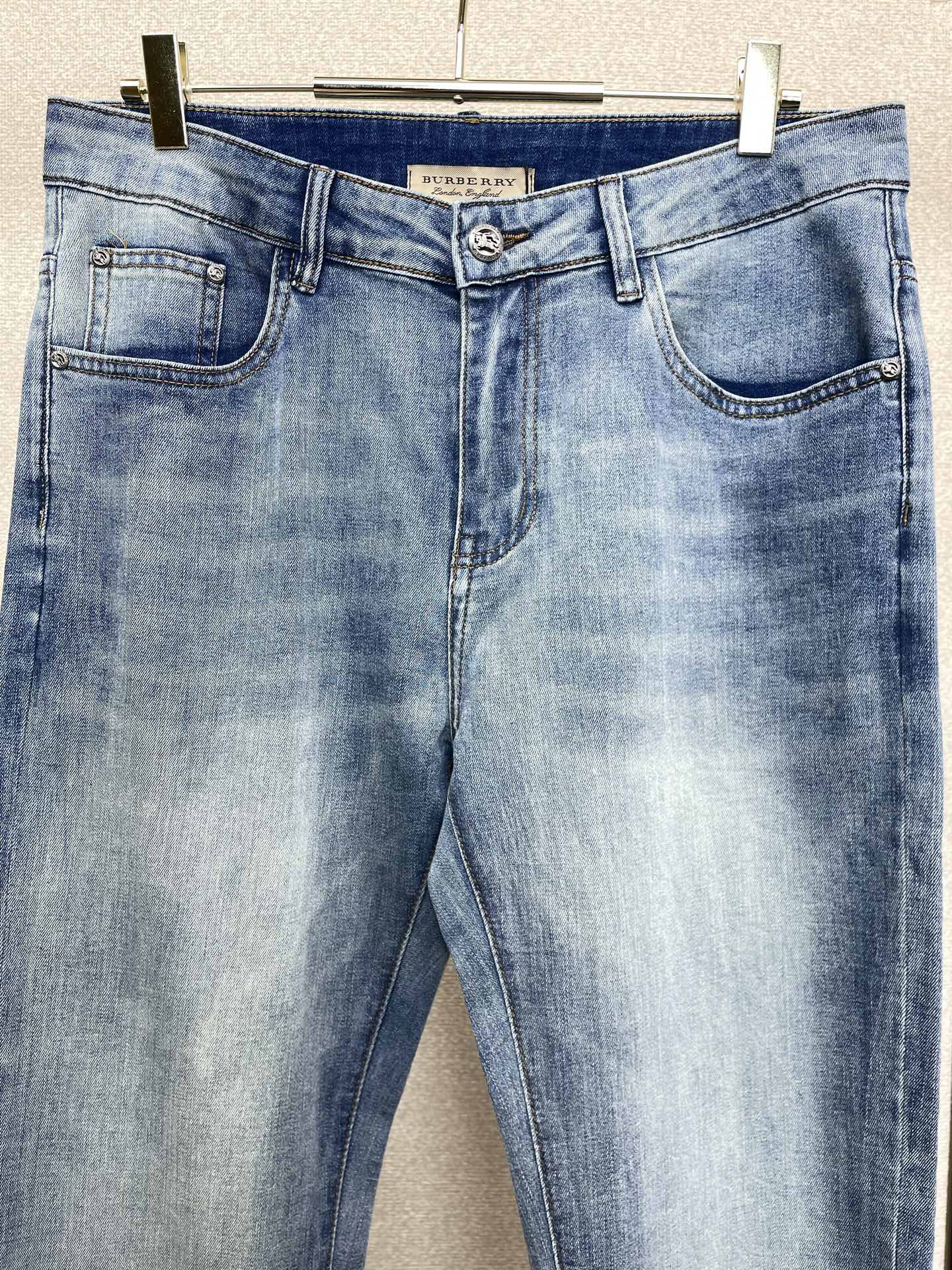 Burberry巴宝莉💥砸锅卖铁都要上的新款新款牛仔裤👖高端版本 专柜定制面料 透气舒适度高，细节无可挑
