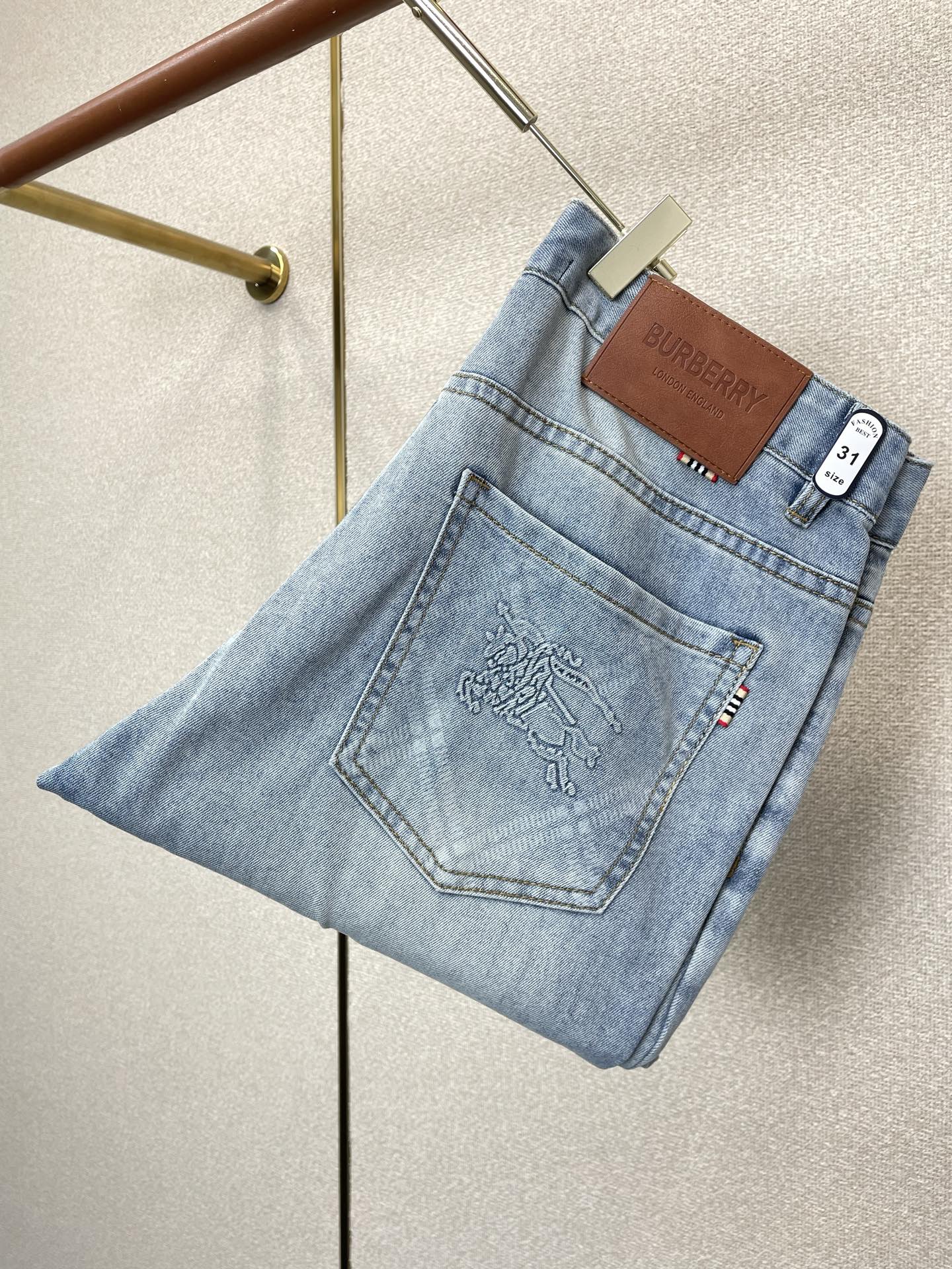 NO:916774,.Burberry's new high-end version of jeans that everyone wants to sell. Customized fabrics at the counter. Highly breathable and comfortable, with impeccable details. The brand element design concept reflects high quality. It feels delicate and soft!  It presents a casual cut and the upper body shape is awesome!  Code number 29-38,,burberry,burberry,jeans,19860909.Burberry巴宝莉砸锅卖铁都要上的新款新款牛仔裤高端版本 专柜定制面料 透气舒适度高,细节无可挑剔,品牌元素设计理念,体现高品质.手感细腻柔软！呈现休闲裁剪,上身版型超赞！码数29-38,,burberry,burberry,jeans,,Men's clothing