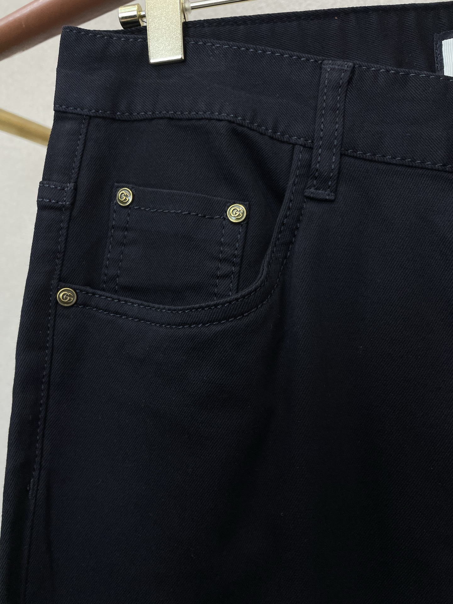 。Gucci古驰💥砸锅卖铁都要上的新款新款牛仔裤👖高端版本 专柜定制面料 透气舒适度高，细节无可挑剔，品